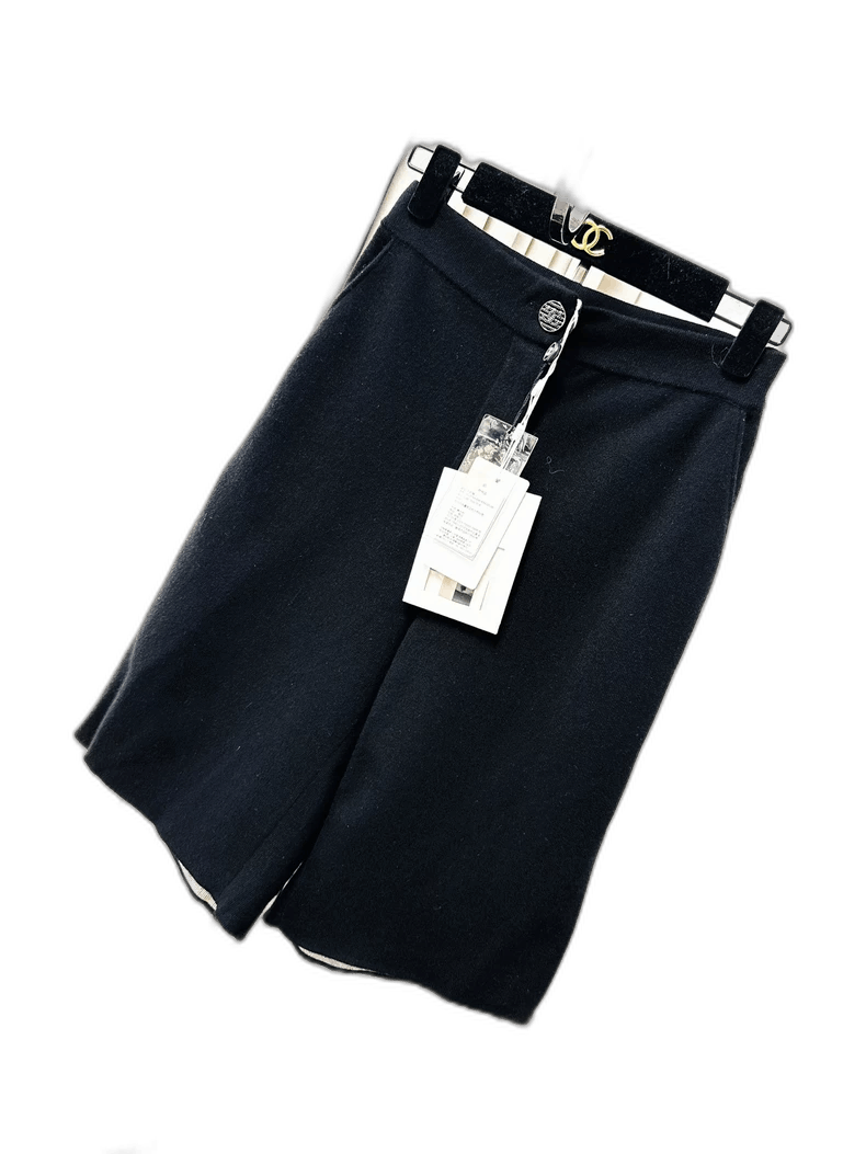 Chanel Chanel 20c Black Knit Mid-Rise Shorts Size 37" - 1 Thumbnail