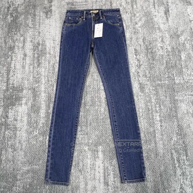 Burberry Burberry Women's Denim Pants in Dark Blue. Size 26" / US 2 / IT 38 - 1 Thumbnail