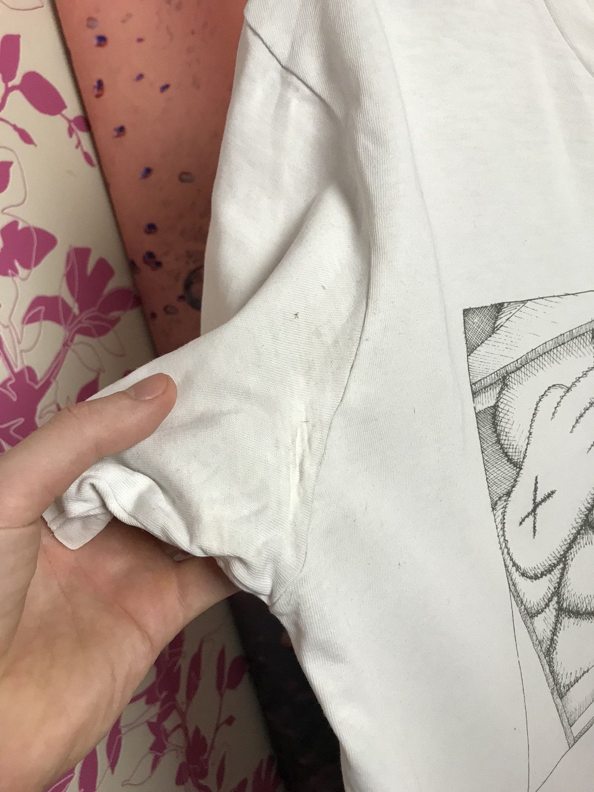 Kaws Kaws x Uniqlo luxury hype distressed tee Size US XL / EU 56 / 4 - 6 Thumbnail