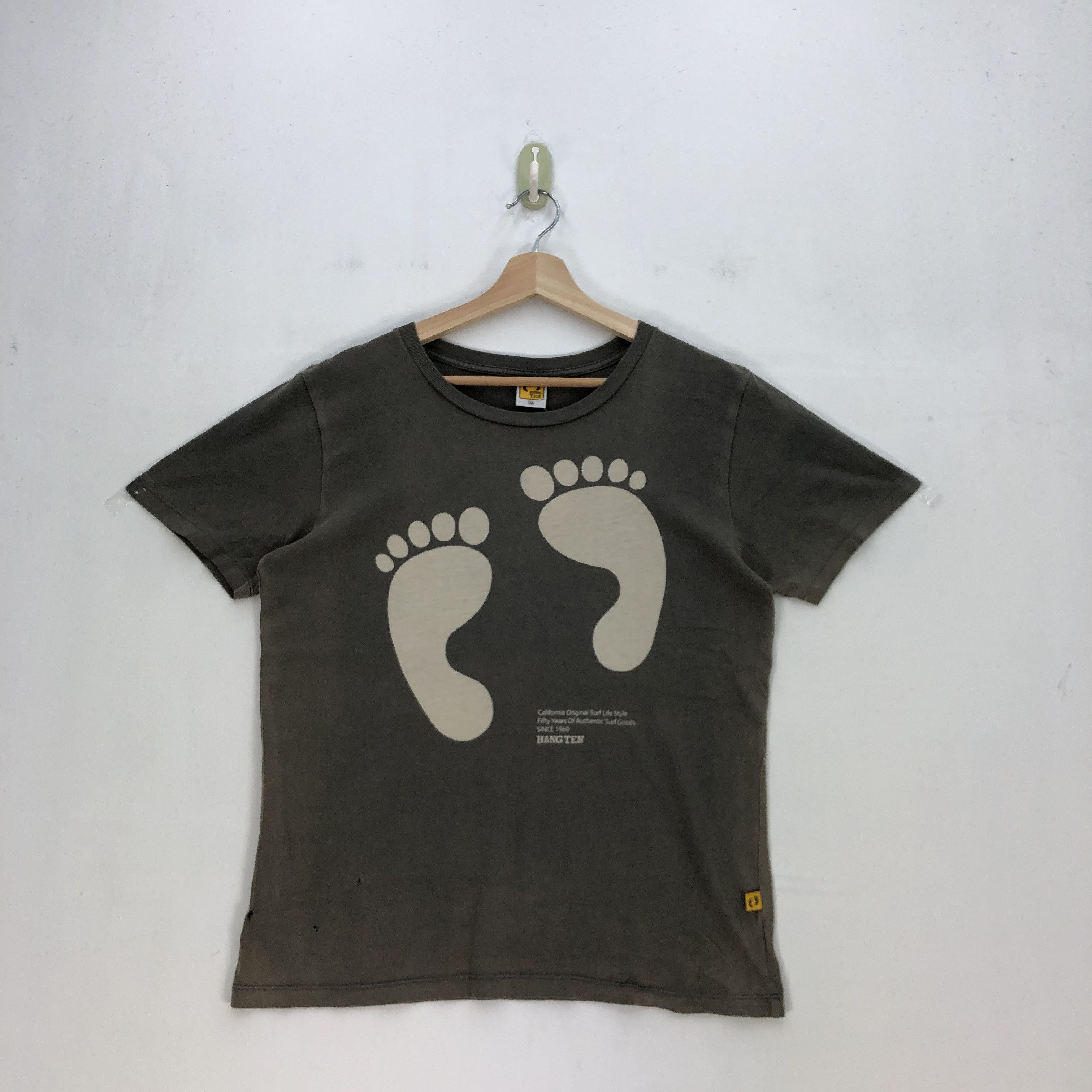 Hang Ten Vintage 90s Hang Ten T Shirt Footstep Surfwear Crewneck Tees Size US M / EU 48-50 / 2 - 1 Thumbnail