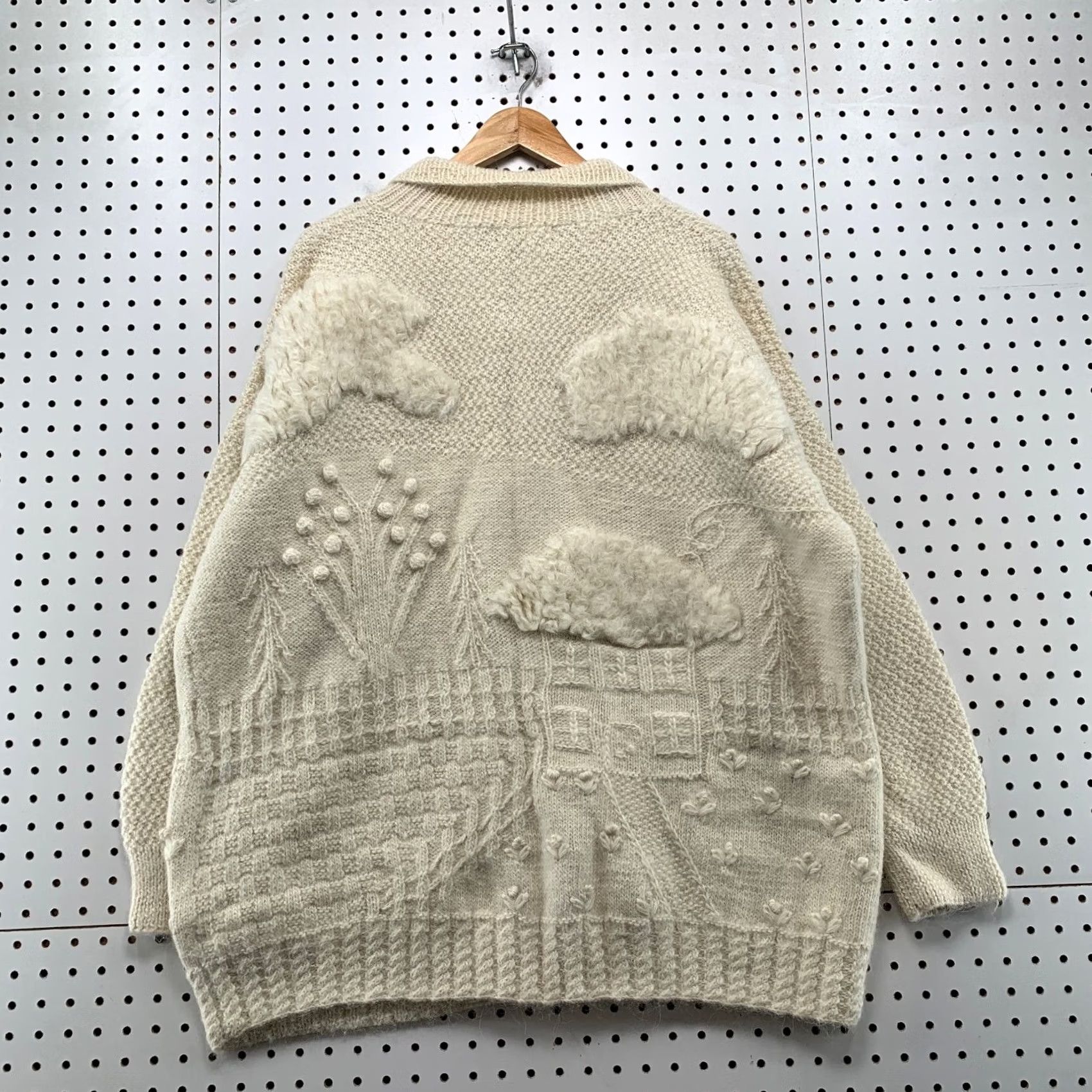 Eddie Bauer VINTAGE Eddie Bauer Wool Button Cardigan Womens L Beige Floral Knit Heavyweight Size L / US 10 / IT 46 - 2 Thumbnail