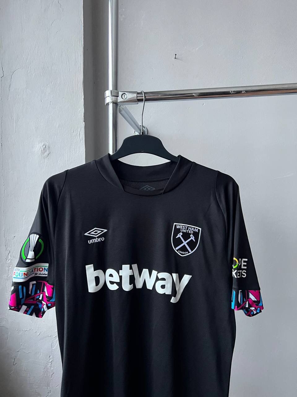 Umbro 2023 WEST HAM UNITED SPECIAL WINNERS SOCCER JERSEY SHIRT XL Size US XL / EU 56 / 4 - 3 Thumbnail