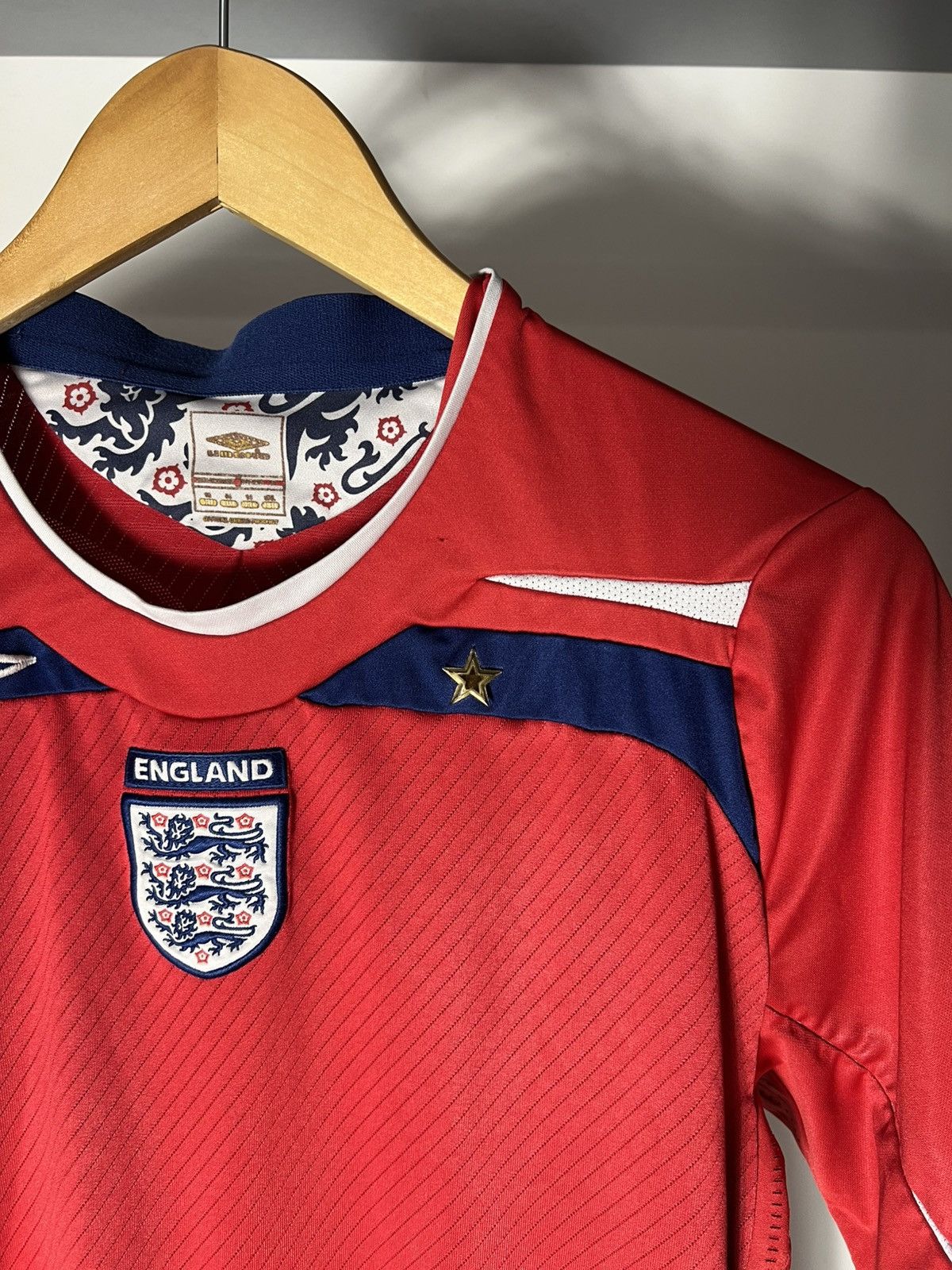 Umbro VINTAGE UMBRO ENGLAND RETRO SOCCER JERSEY MANCHESTER Y2K 90s Size US S / EU 44-46 / 1 - 7 Thumbnail
