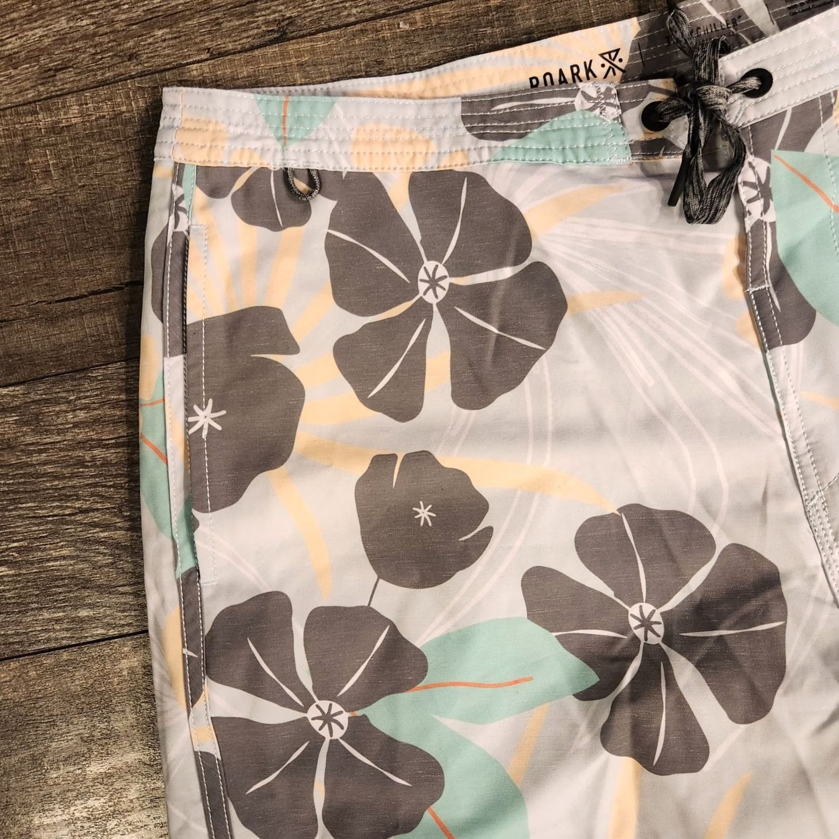 Roark Roark The Chiller Board Shorts Mens 36 Swim Bottom Hawaiian AOP Floral Multicolor Beach Lifeguard Recreational Back Pocket Comfortable Fit Mens Size US 36 / EU 52 - 5 Thumbnail