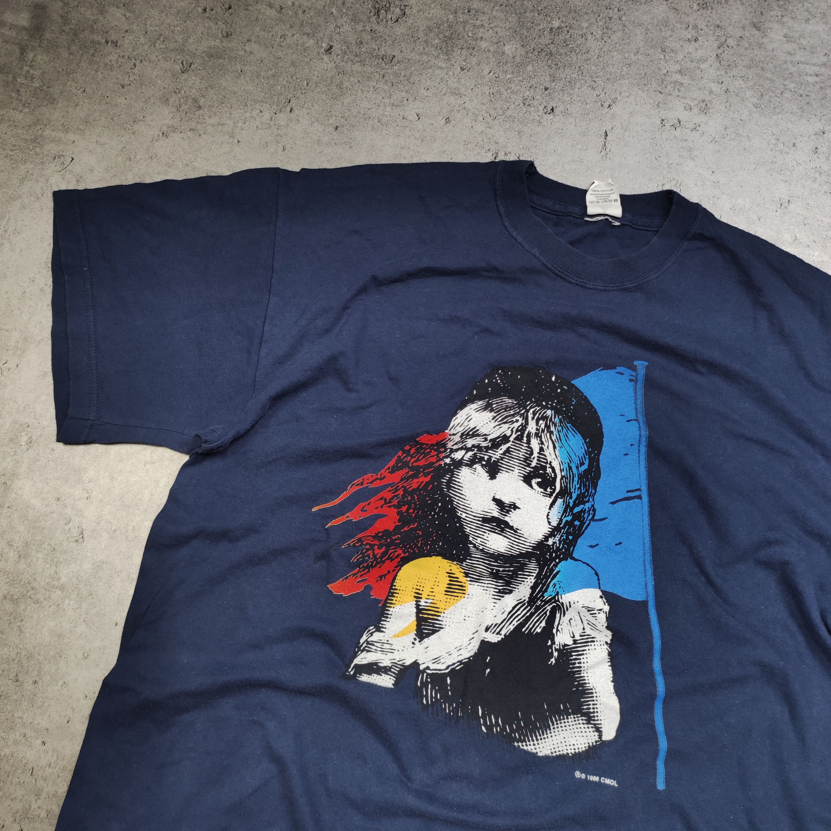 Band Tees × Vintage RARE 1986 Limited Les Miserables Navy Big Logo Tshirt Size US XL / EU 56 / 4 - 4 Thumbnail