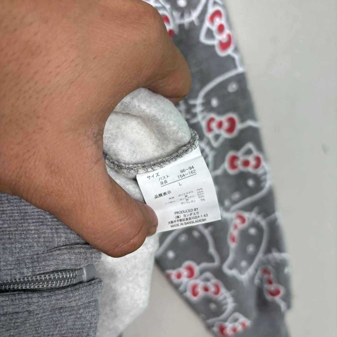 Anime VINTAGE HELLO KITTY OVERPRINT HOODIE FULL ZIPPER GREY L Size US L / EU 52-54 / 3 - 6 Thumbnail