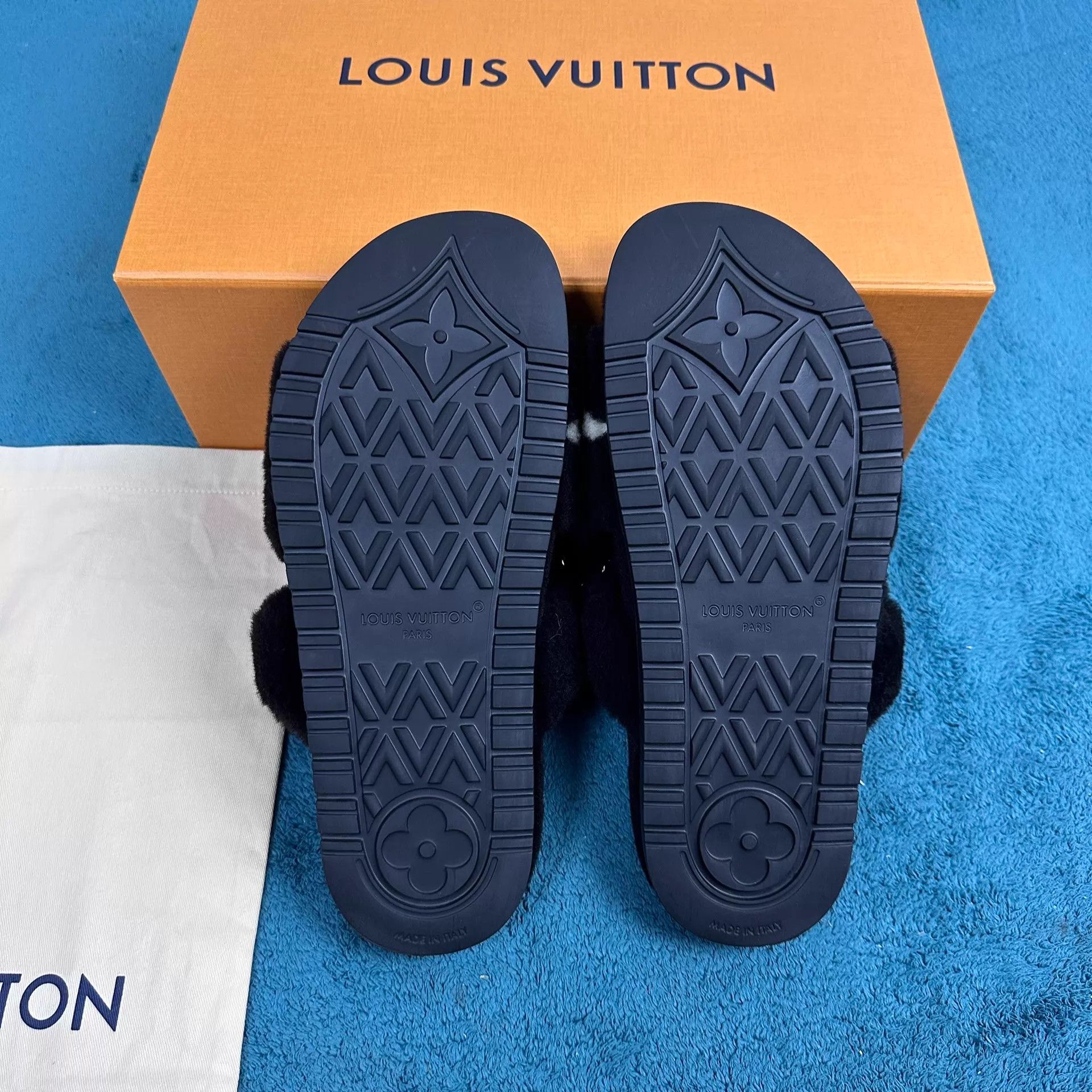 Louis Vuitton LV 25SS Pool Pillow Comfort Mink Fur Flip Flop B&W 39 Size US 8.5 / IT 38.5 - 5 Thumbnail