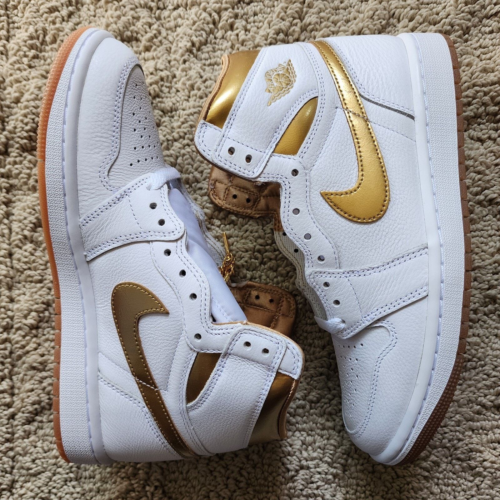 Jordan Brand Wmns Air Jordan 1 Retro OG High Metallic Gold Brand New Sz 8 Size US 8 / IT 38 - 1 Thumbnail
