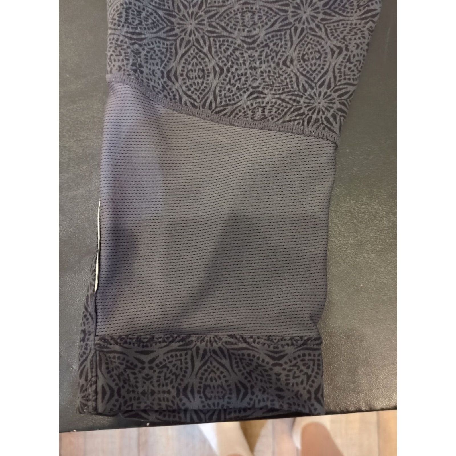 Athleta Athleta Leggings Capri Womens Medium Gray Stretch Pockets Tapered Flat Front Regular Size Type Pants Capris workout Casual Travel Workwear Size 32" / US 10 / IT 46 - 7 Thumbnail