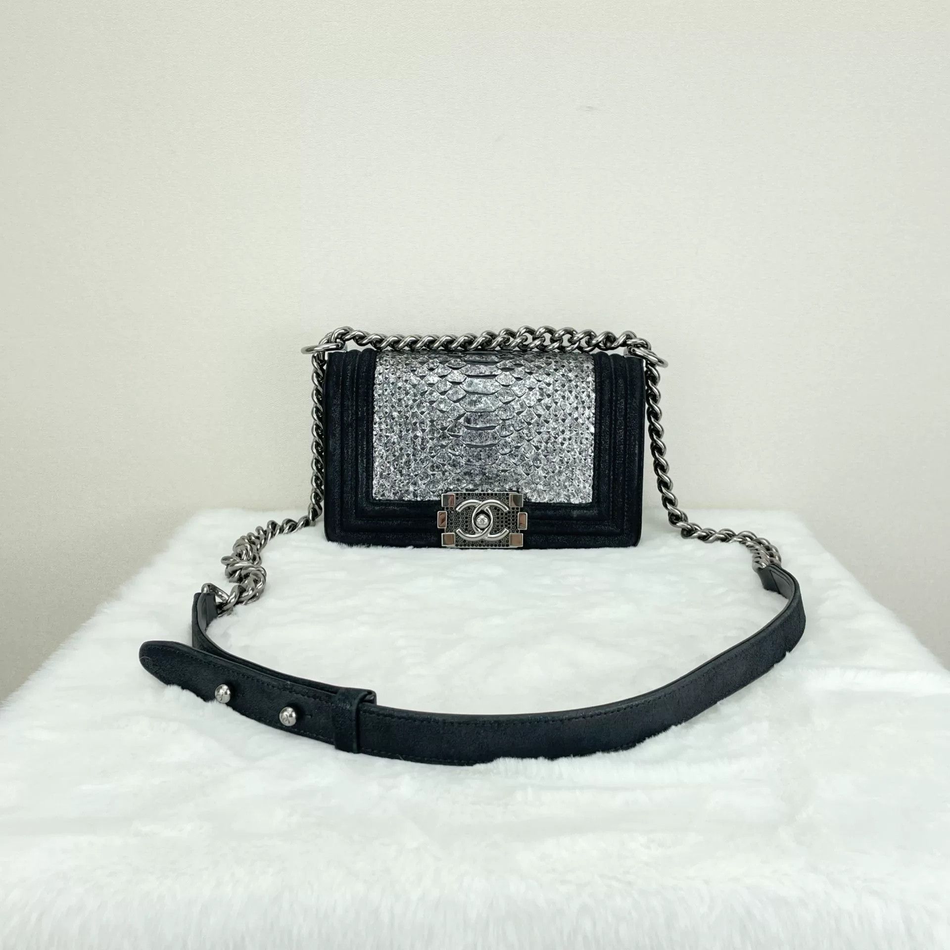 Chanel Pre-loved Bag Very good condition Size ONE SIZE - 1 Thumbnail