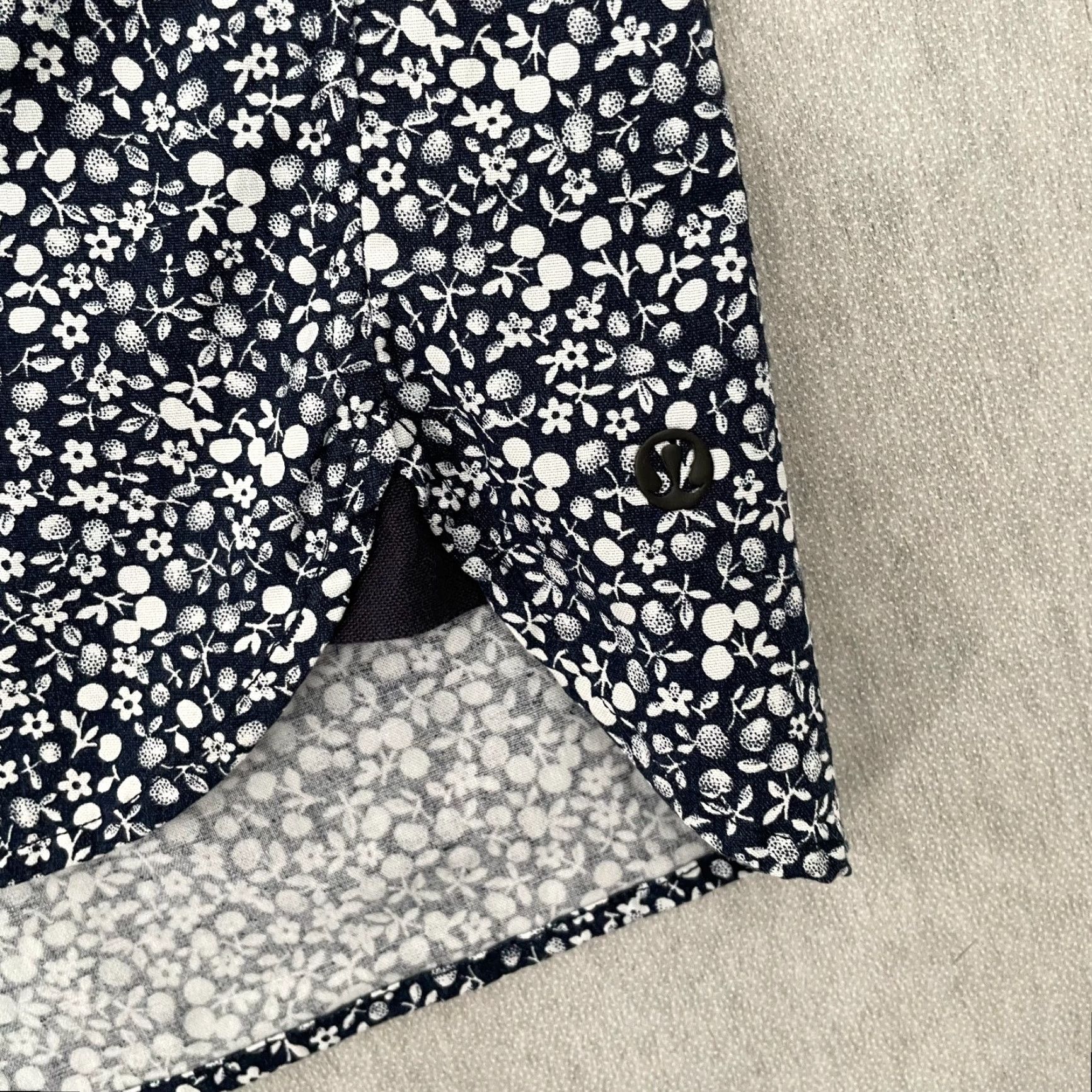 Lululemon VINTAGE Lululemon Shirt Mens Short Sleeve Button Up Adult Medium Blue Floral Casual Size US M / EU 48-50 / 2 - 5 Thumbnail