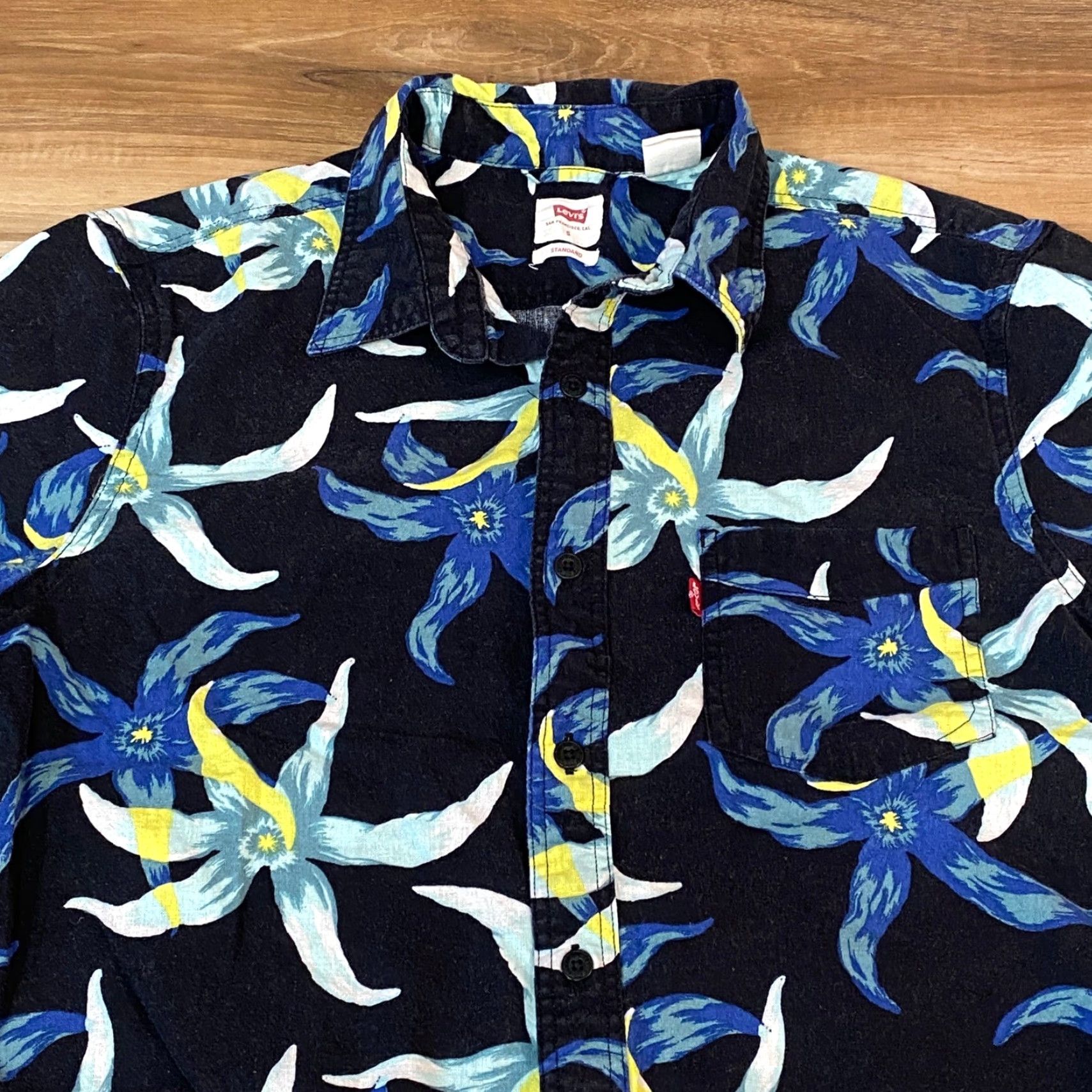 Levi's Levi's Shirt Mens Small Standard Fit Short Sleeve Button-Up Black Floral Print Hawaiian Casual Mens Size US S / EU 44-46 / 1 - 2 Thumbnail