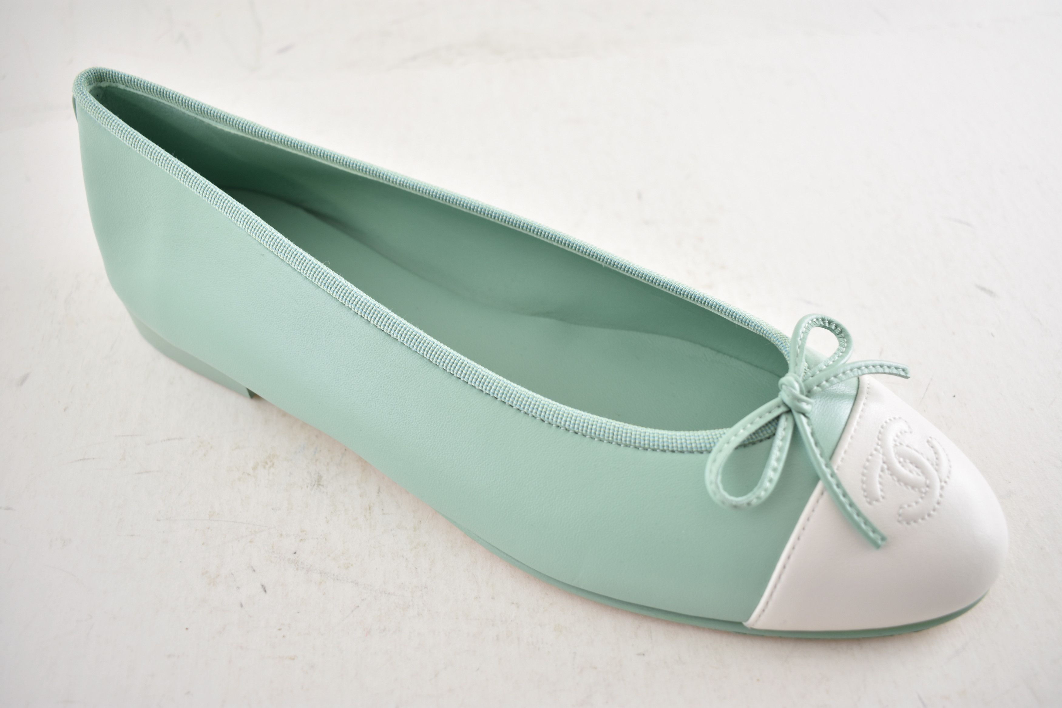 Chanel 26S Mint White Leather CC Logo Ballet Ballerina Flat 38 Size US 8 / IT 38 - 7 Thumbnail