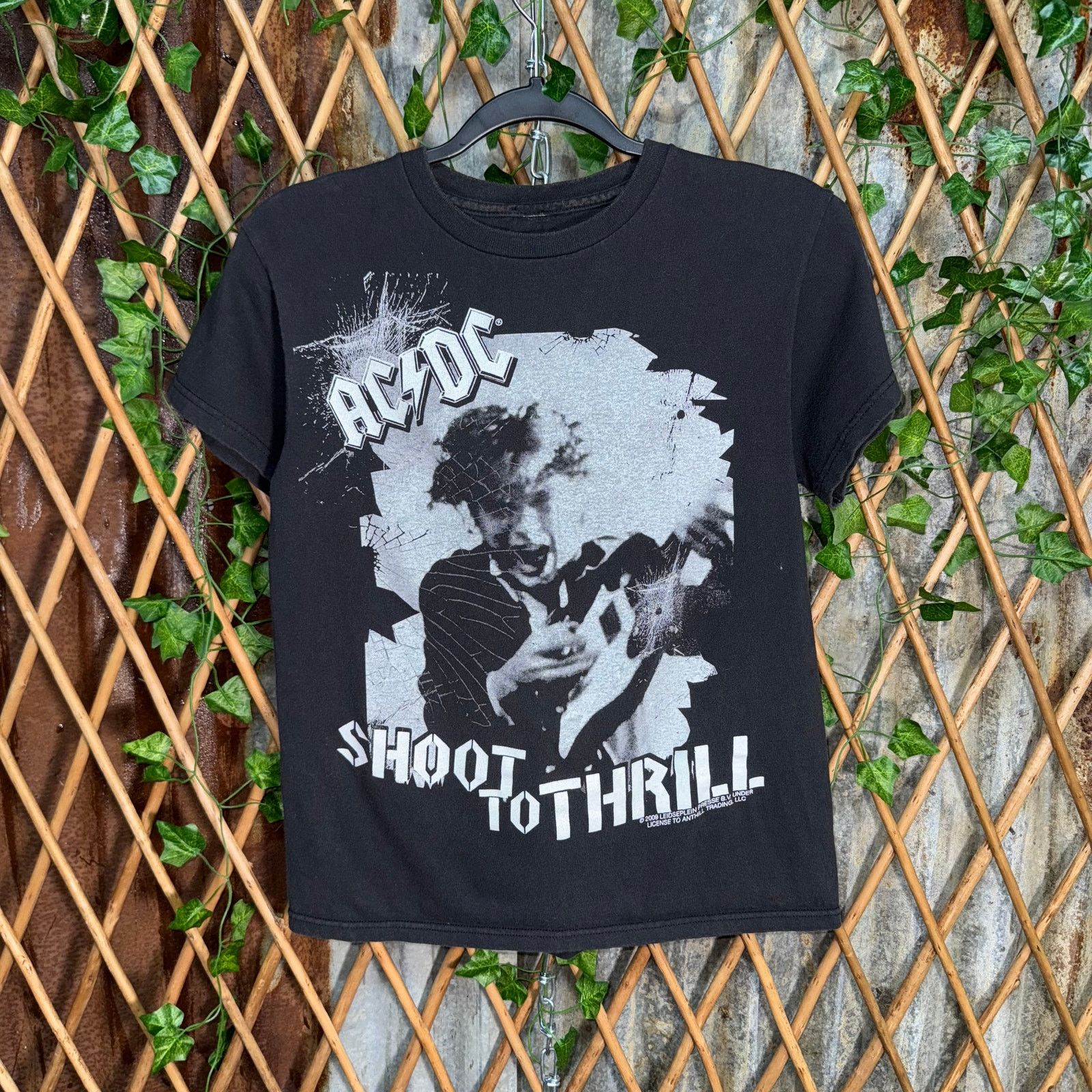 Vintage Vintage Y2K AC/DC shoot to thrill 2000s broken glass t-shirt Size US S / EU 44-46 / 1 - 1 Thumbnail