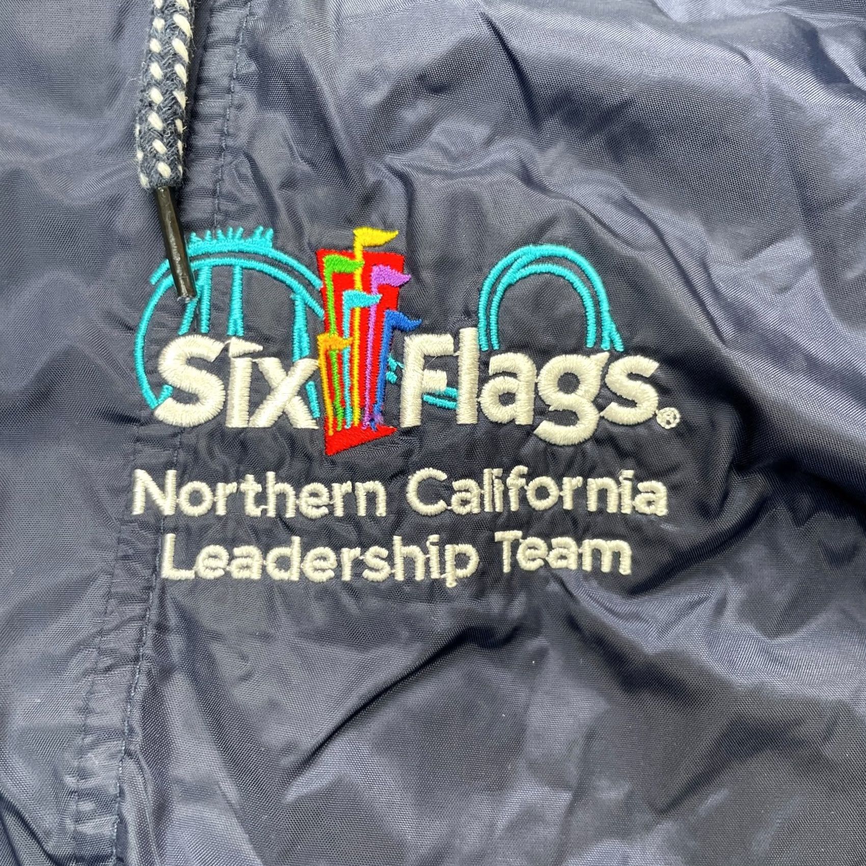 Vintage Six Flags Jacket Men Large Blue Embroidered Logo Zip Hooded Windbreaker Anorak Coat Active Wear Size US L / EU 52-54 / 3 - 5 Thumbnail