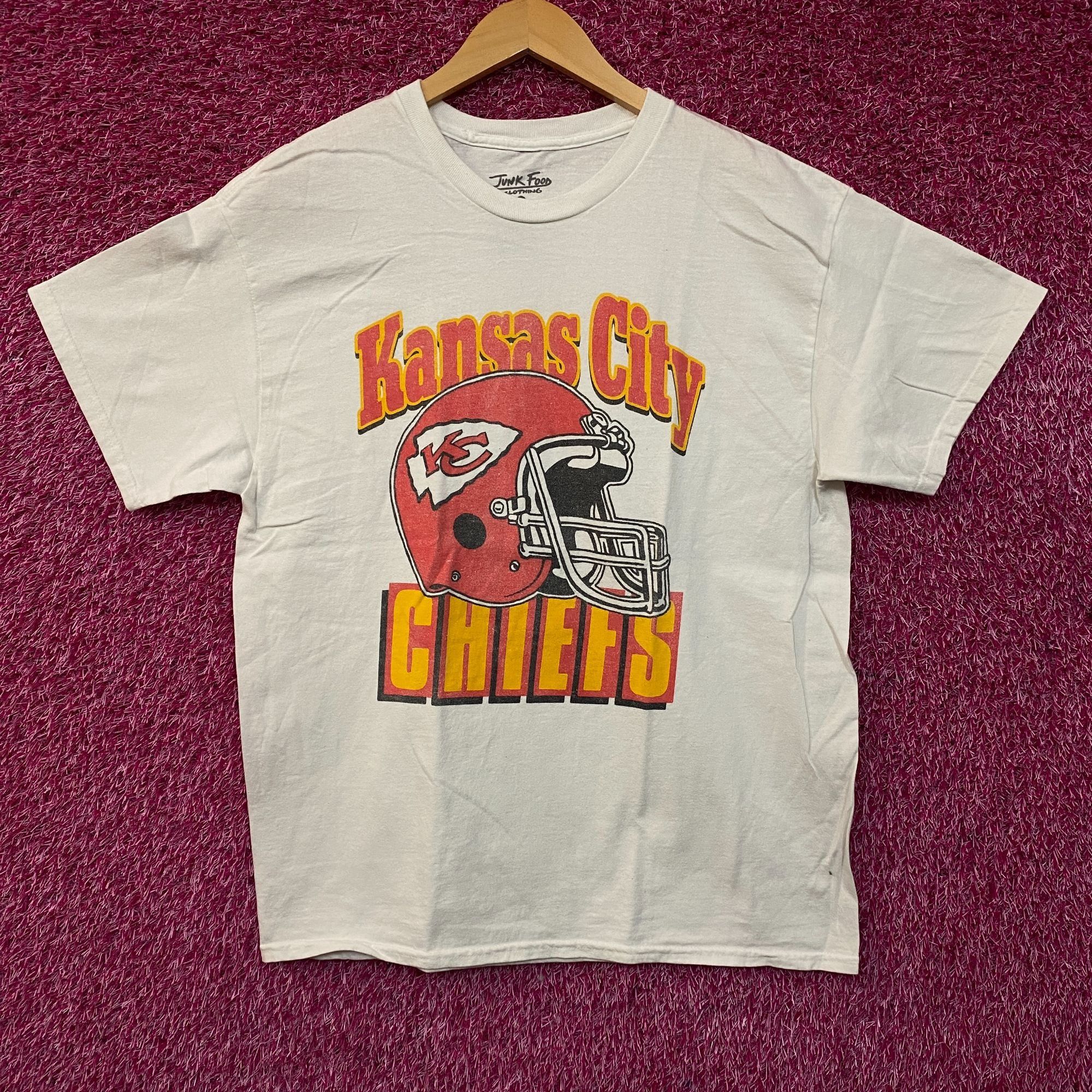 Junk Food NFL Kansas City Chief Vintage Style Helmet Logo Football T-S Size US XL / EU 56 / 4 - 1 Thumbnail