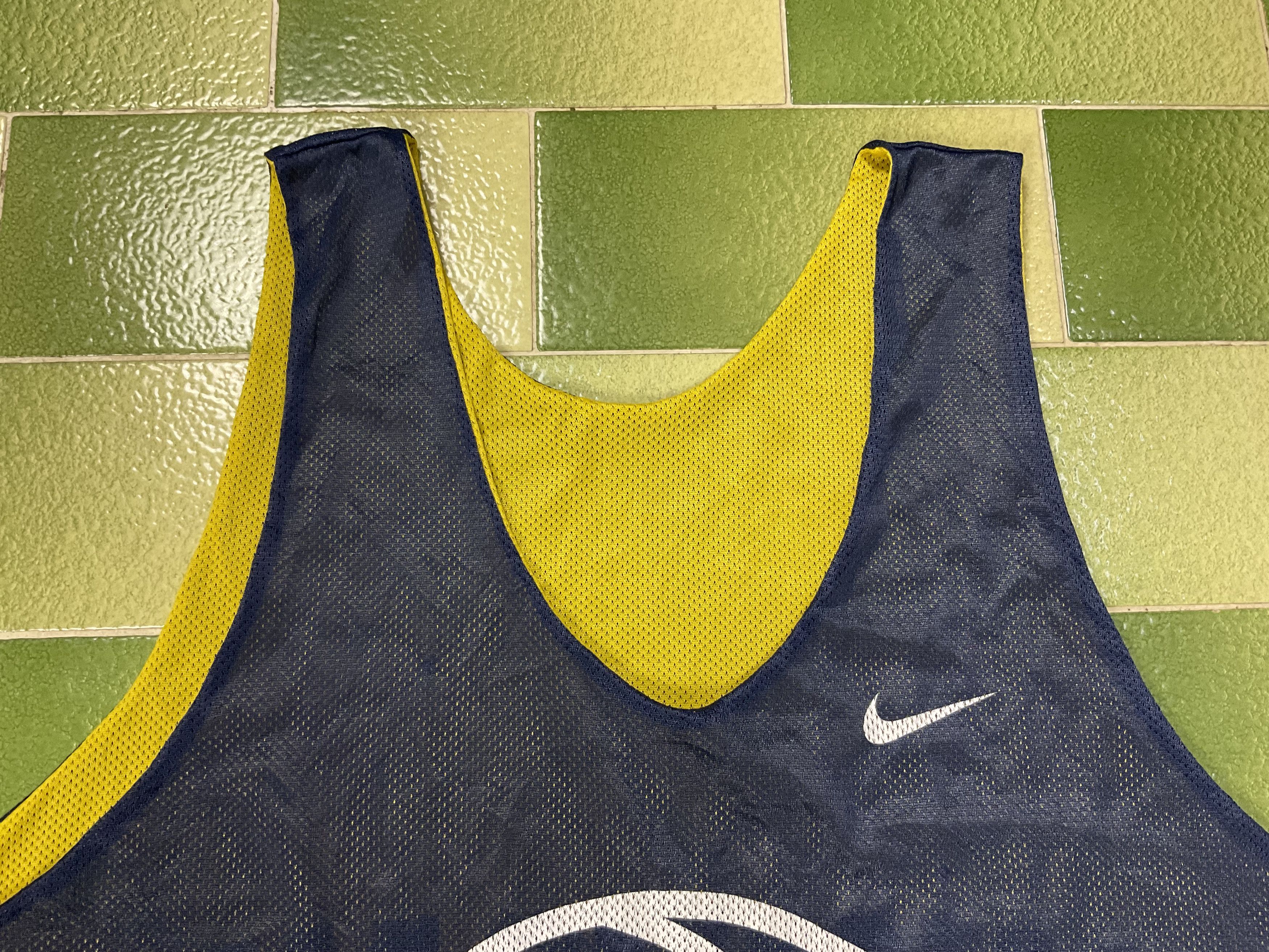 NBA Vintage 90s Reversible Wolverines Basketball Practice Jersey Size US XL / EU 56 / 4 - 5 Thumbnail