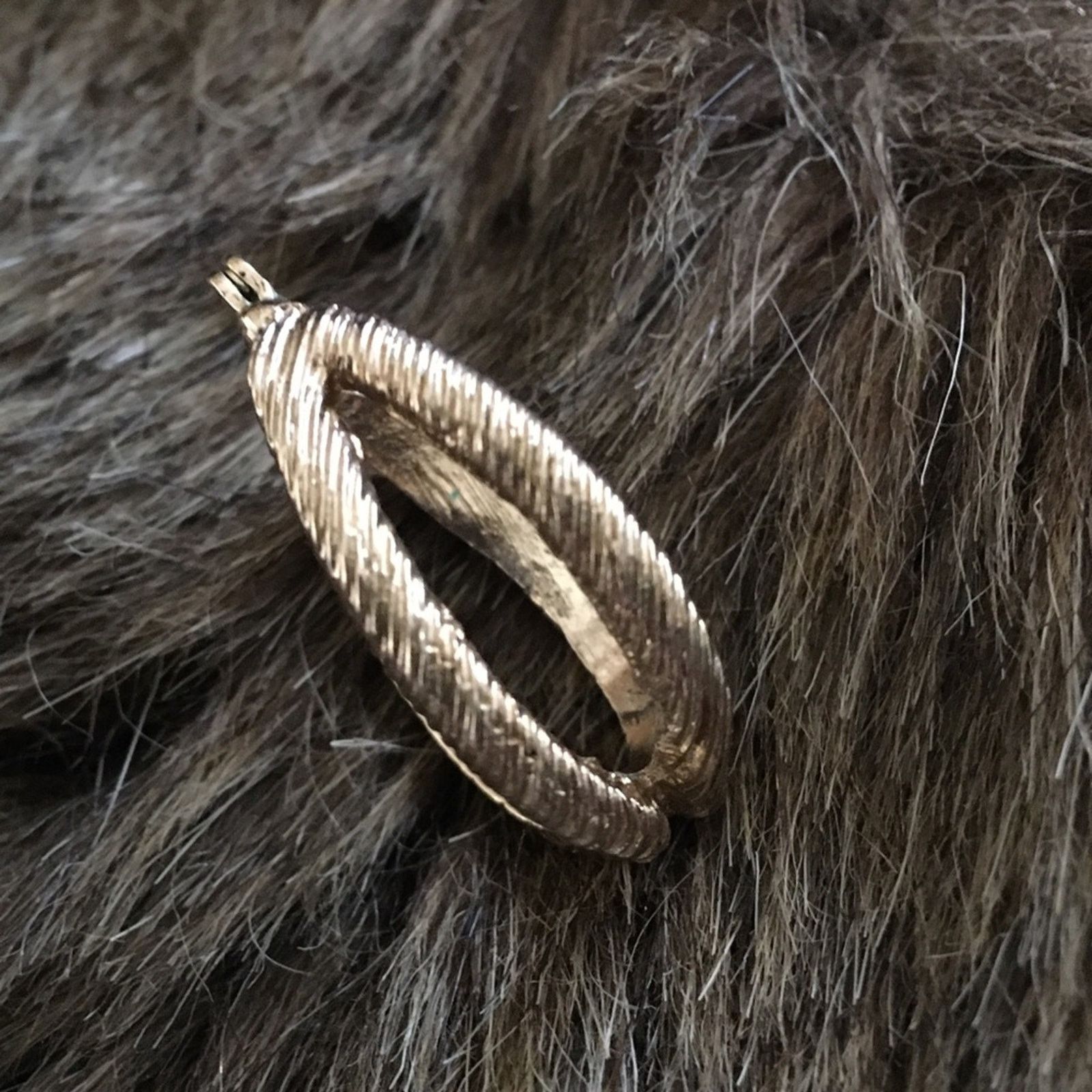 Vintage Vintage textured gold tone hoop latch earrings Size ONE SIZE - 3 Thumbnail