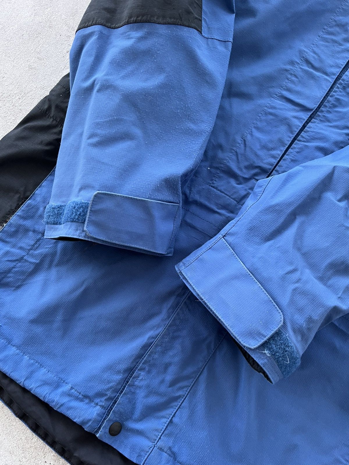 Berghaus Vintage Berghaus GoreTex Navy Black Windbreaker Jacket Y2K Size US L / EU 52-54 / 3 - 13 Thumbnail