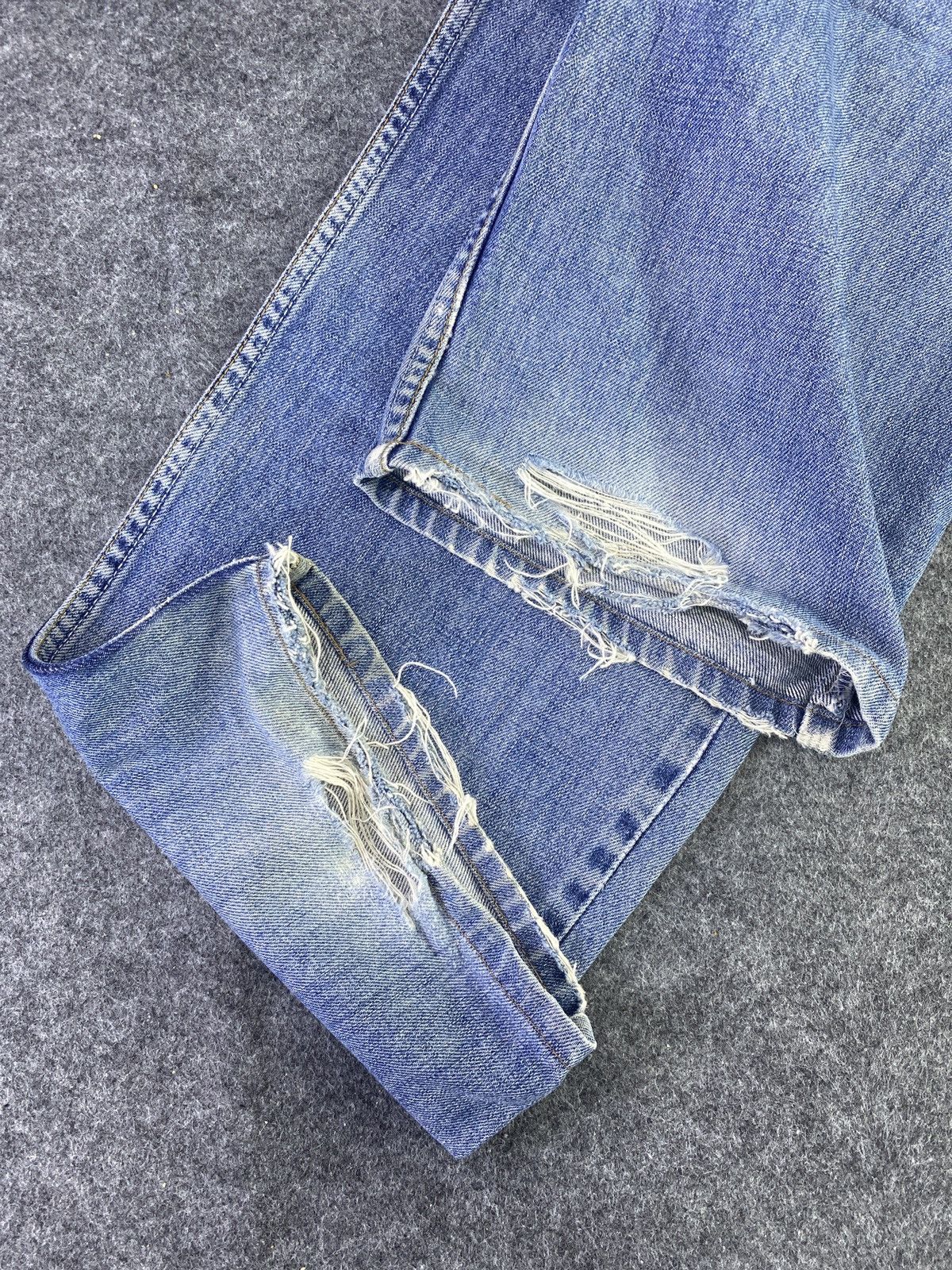 Jean × Levi's × Vintage VINTAGE LEVIS 513 DISTRESS BLUE WASH JEANS - J912 Size US 34 / EU 50 - 9 Thumbnail