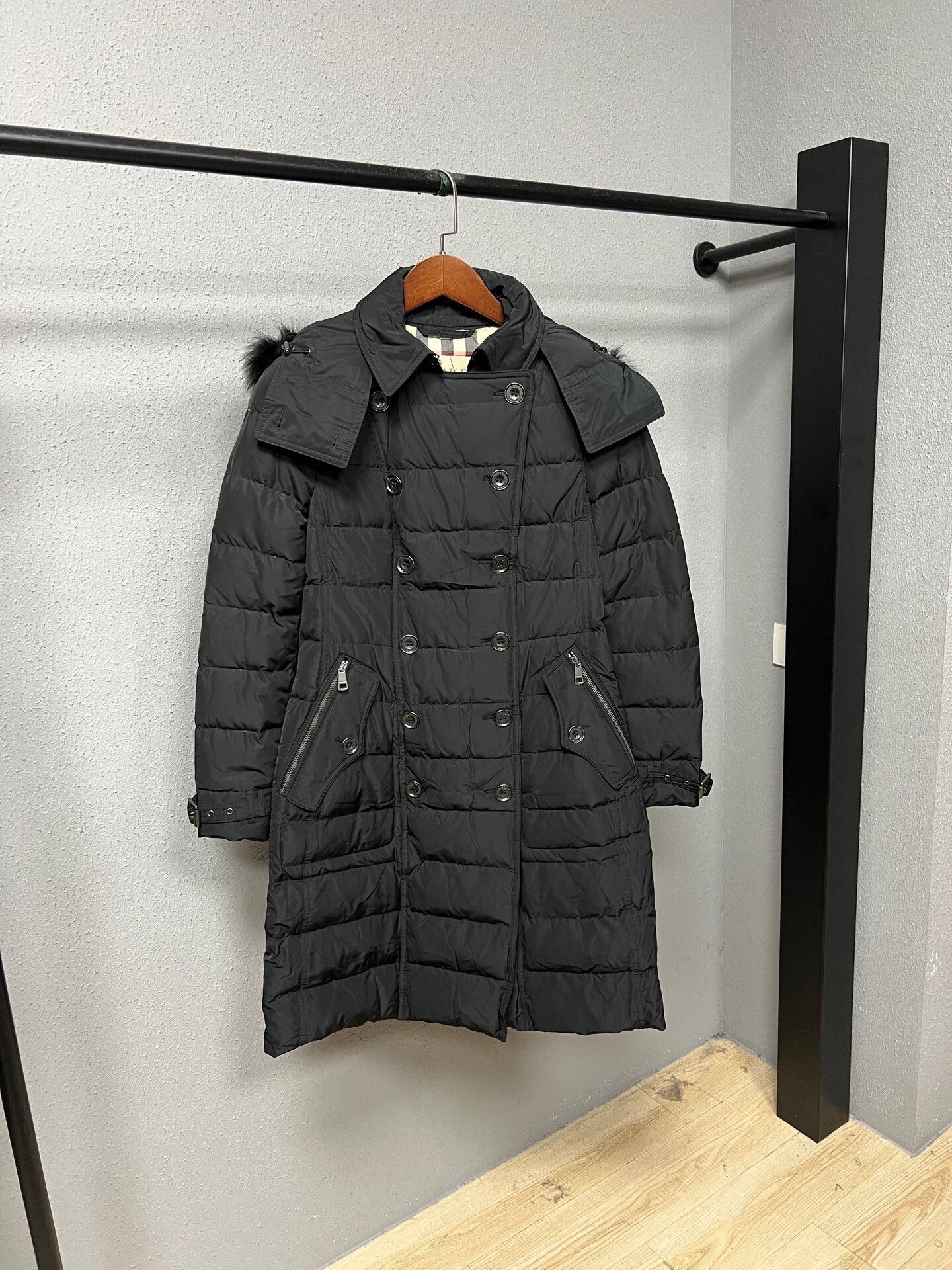 Burberry burberry black padded down coat with fur hood Size US M / EU 48-50 / 2 - 1 Thumbnail