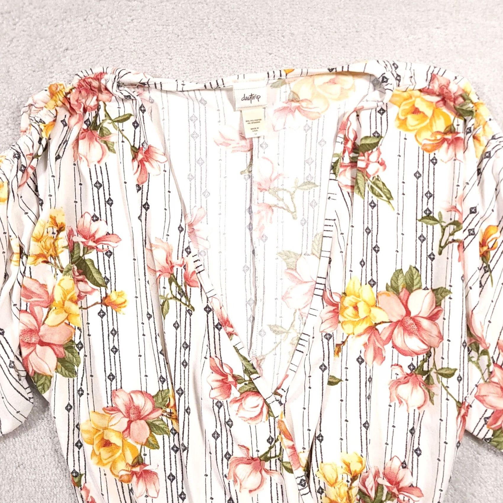 Vintage Daytrip Shirt Women's M Floral Surplice V-Neck Wide Half Sleeve Crop USA Shirt Women Size M / US 6-8 / IT 42-44 - 3 Thumbnail