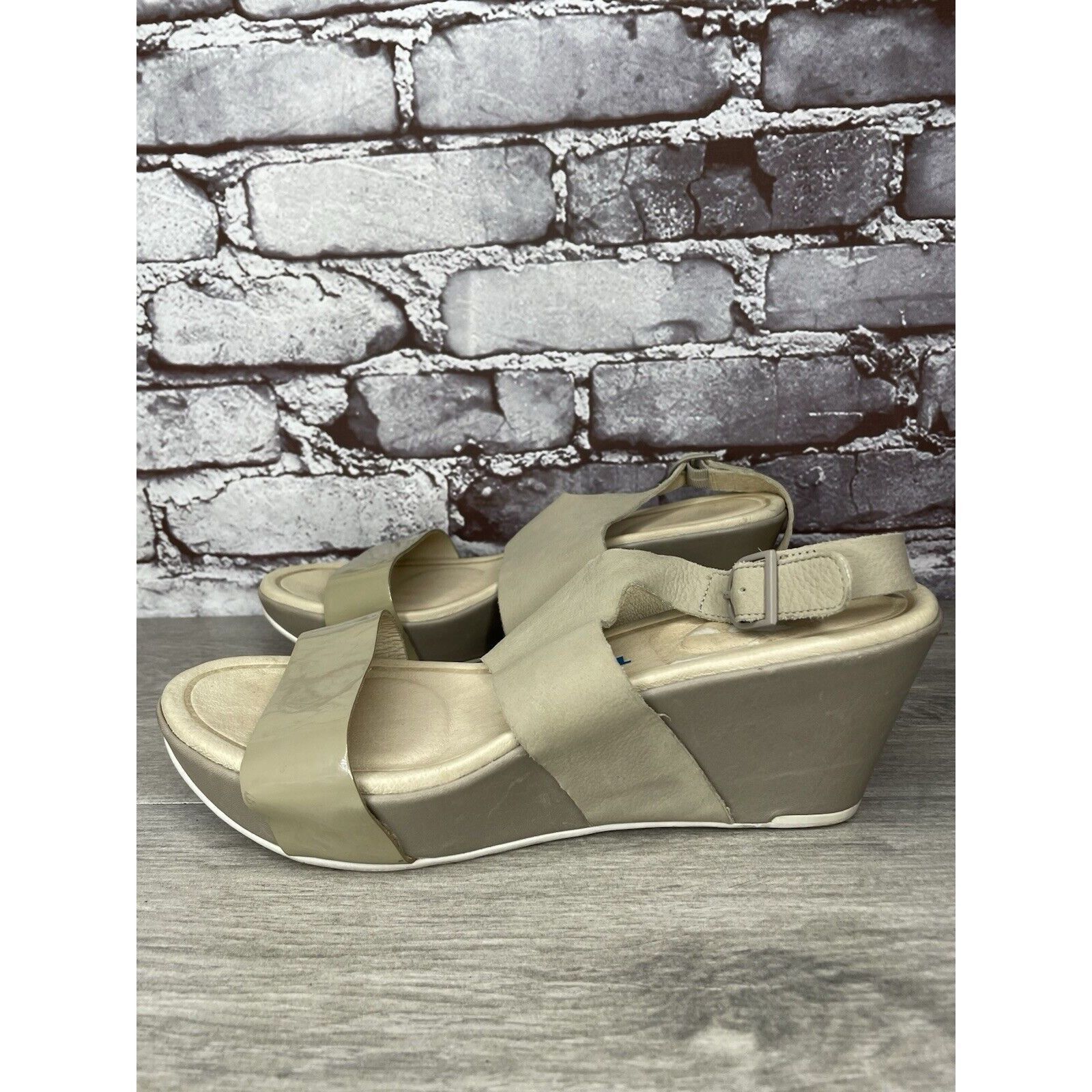 TSUBO TSUBO Taupe Soft Leather Patent Open Toe Strap Wedge Sandals Size US 8.5 / IT 38.5 - 2 Thumbnail