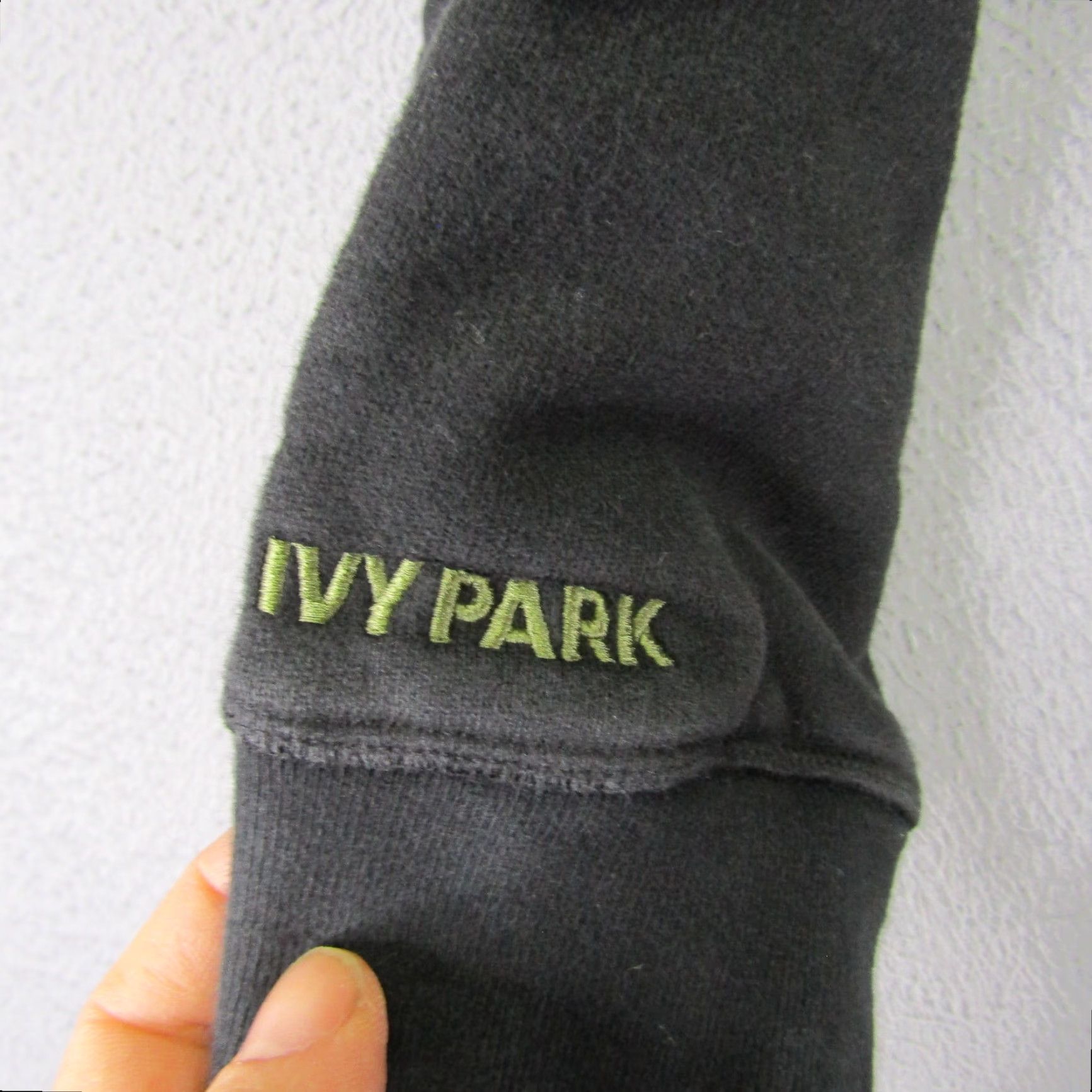 Adidas VINTAGE Adidas x Ivy Park Hoodie Women’s Small Black Pullover Sweatshirt Activewear 90s? (if not vintage, remove) Size S / US 4 / IT 40 - 3 Thumbnail
