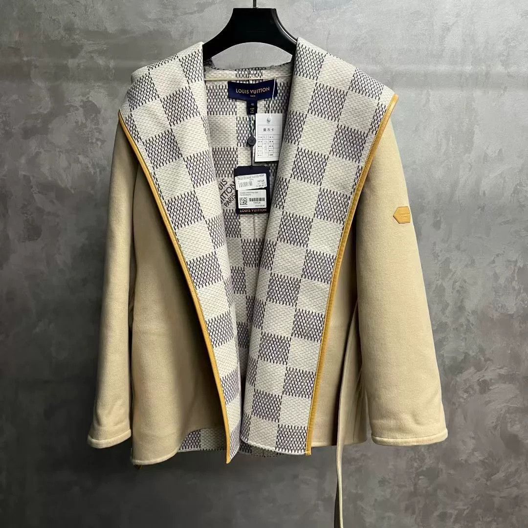 Louis Vuitton Louis Vuitton Beige Coat S Women Size S / US 4 / IT 40 - 1 Thumbnail