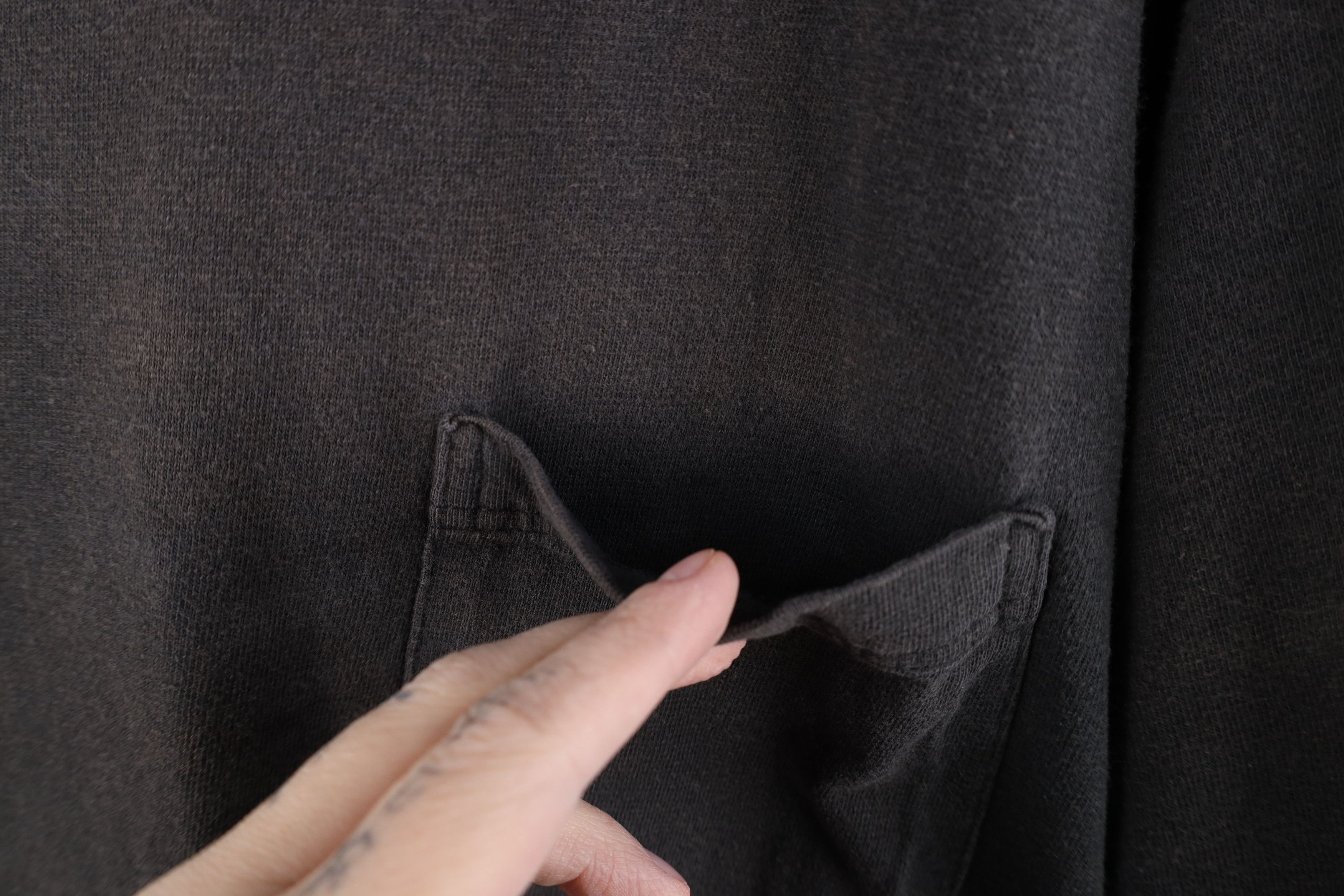 Vintage Vintage 90s Y2K Streetwear Faded Pocket T-Shirt Black Cotton Size US L / EU 52-54 / 3 - 4 Thumbnail