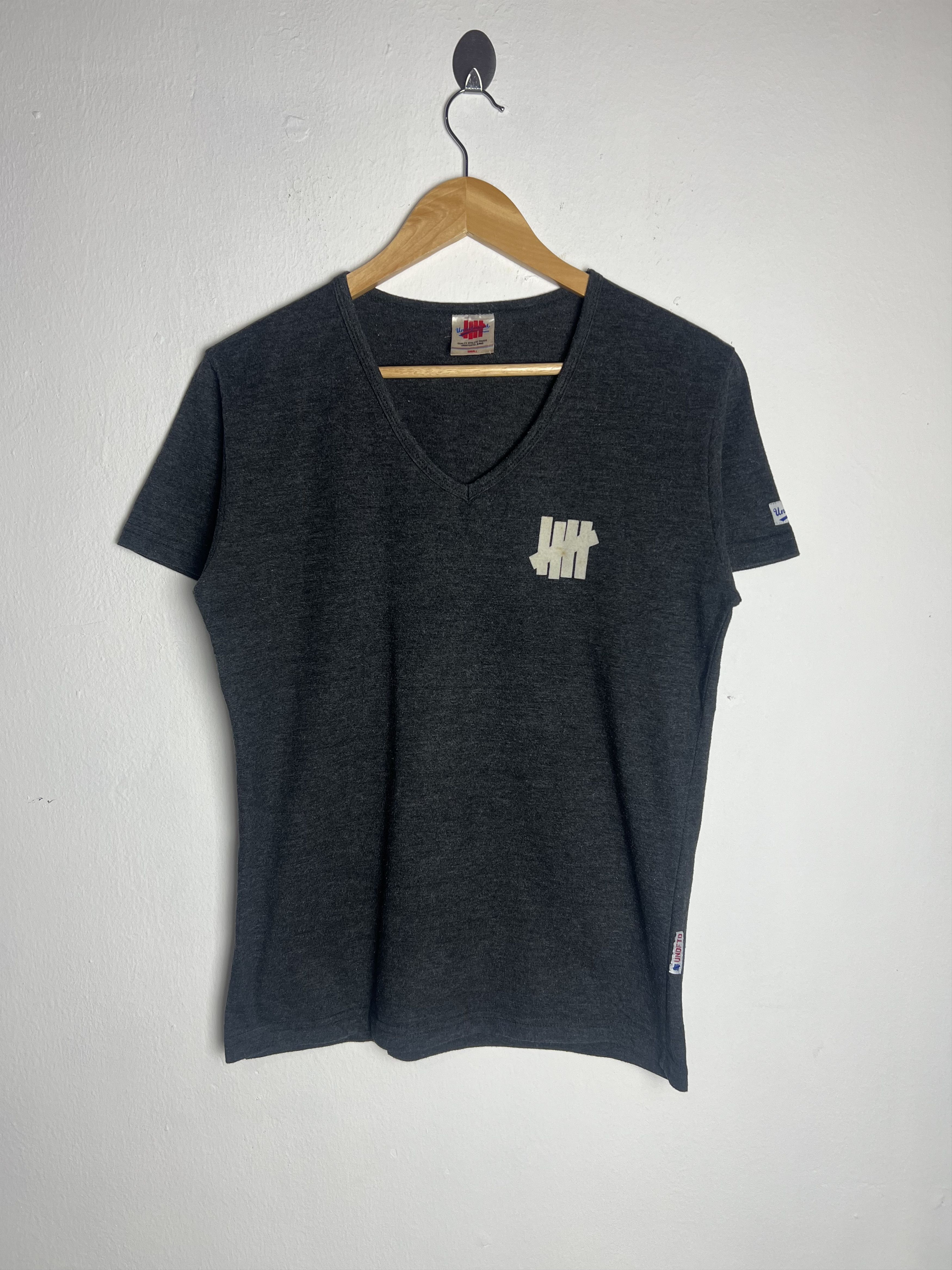 Undefeated Undefeated V Neck T Shirt Size US S / EU 44-46 / 1 - 1 Thumbnail