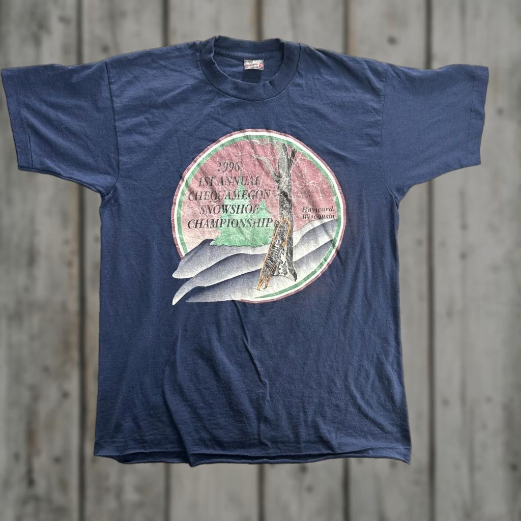 Fruit Of The Loom VINTAGE Chequamegon Snowshoe Championship Shirt Mens L Blue 90s Sports Graphic Print 1996 Hayward Wisconsin Mens Size US L / EU 52-54 / 3 - 1 Thumbnail