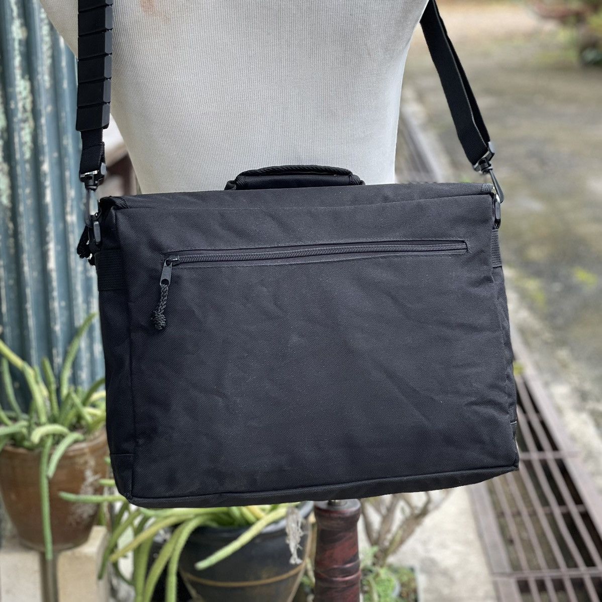 Japanese Brand Volvo for life Black Messenger Bag Size ONE SIZE - 4 Thumbnail