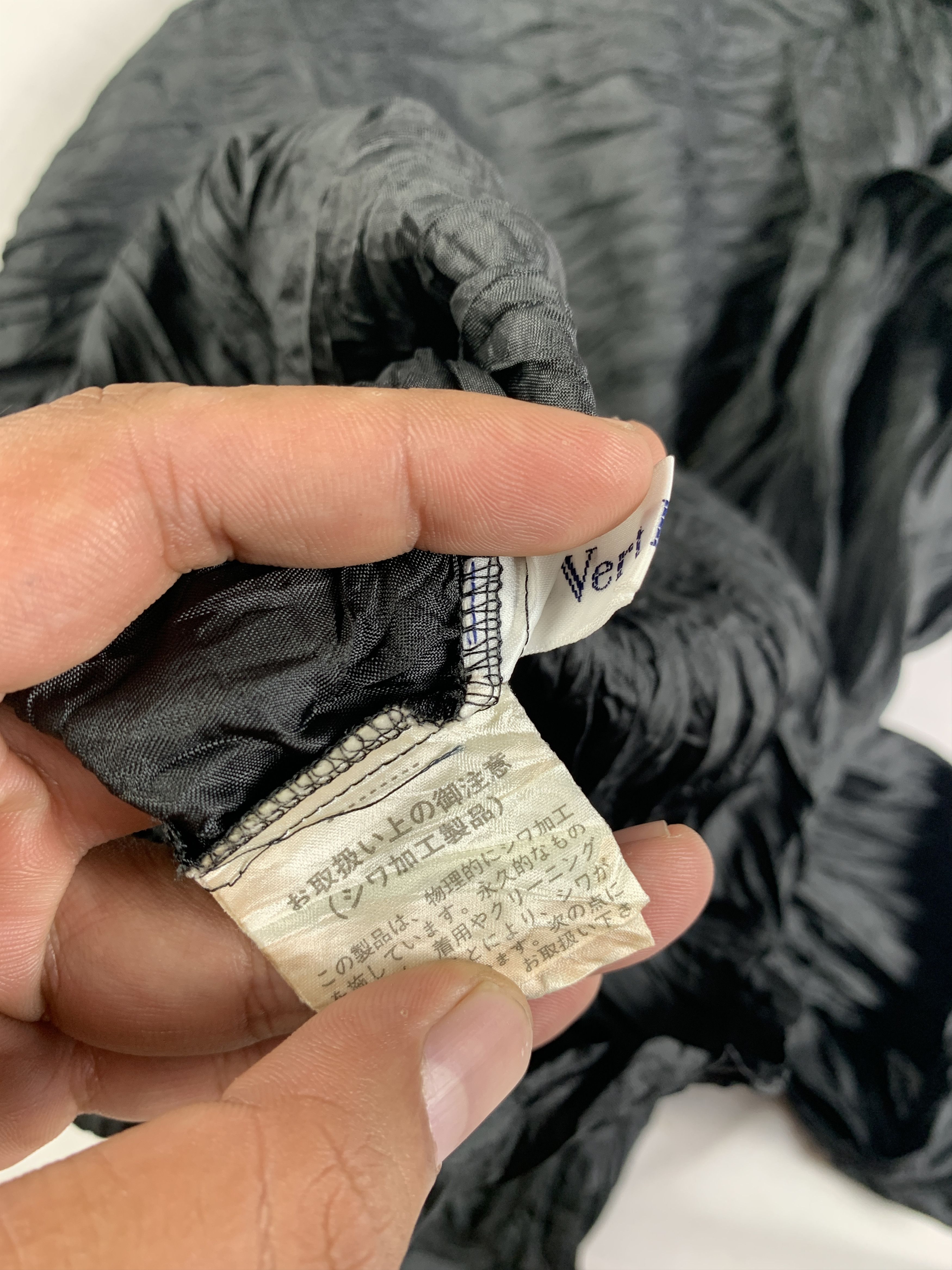 Japanese Brand 2000s Vert Dense Black Wrinkle Pleats Shirt (M) Size M / US 6-8 / IT 42-44 - 7 Thumbnail
