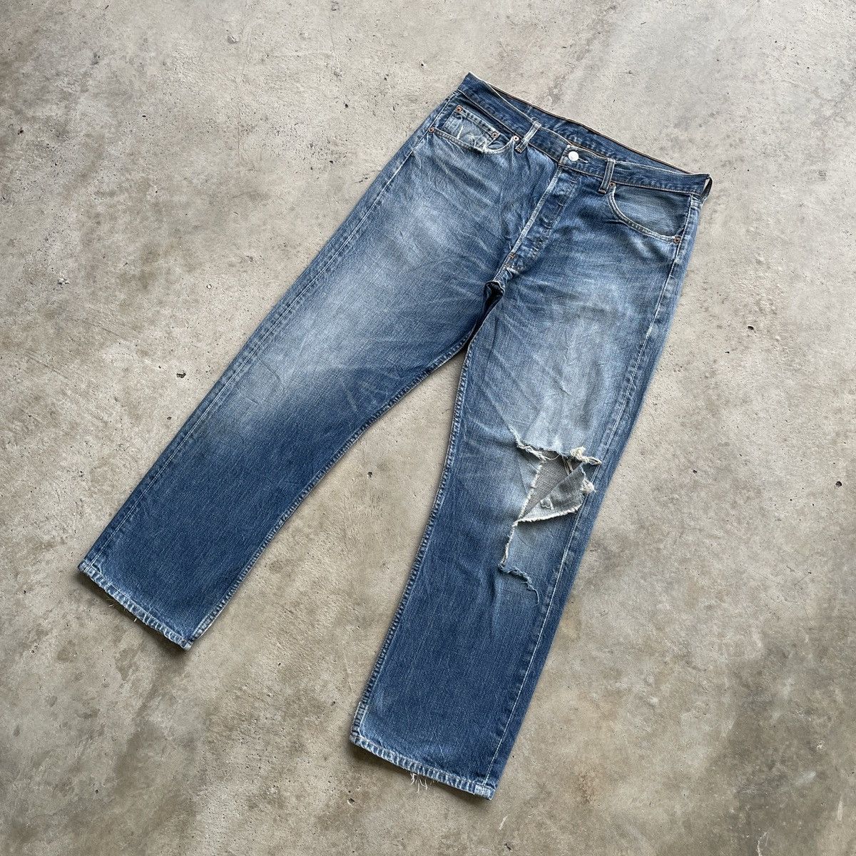 Levi's Vintage Clothing Vintage Levi’s 501 Ripped Faded Distressed Jeans Pants Denim Size US 35 - 2 Thumbnail