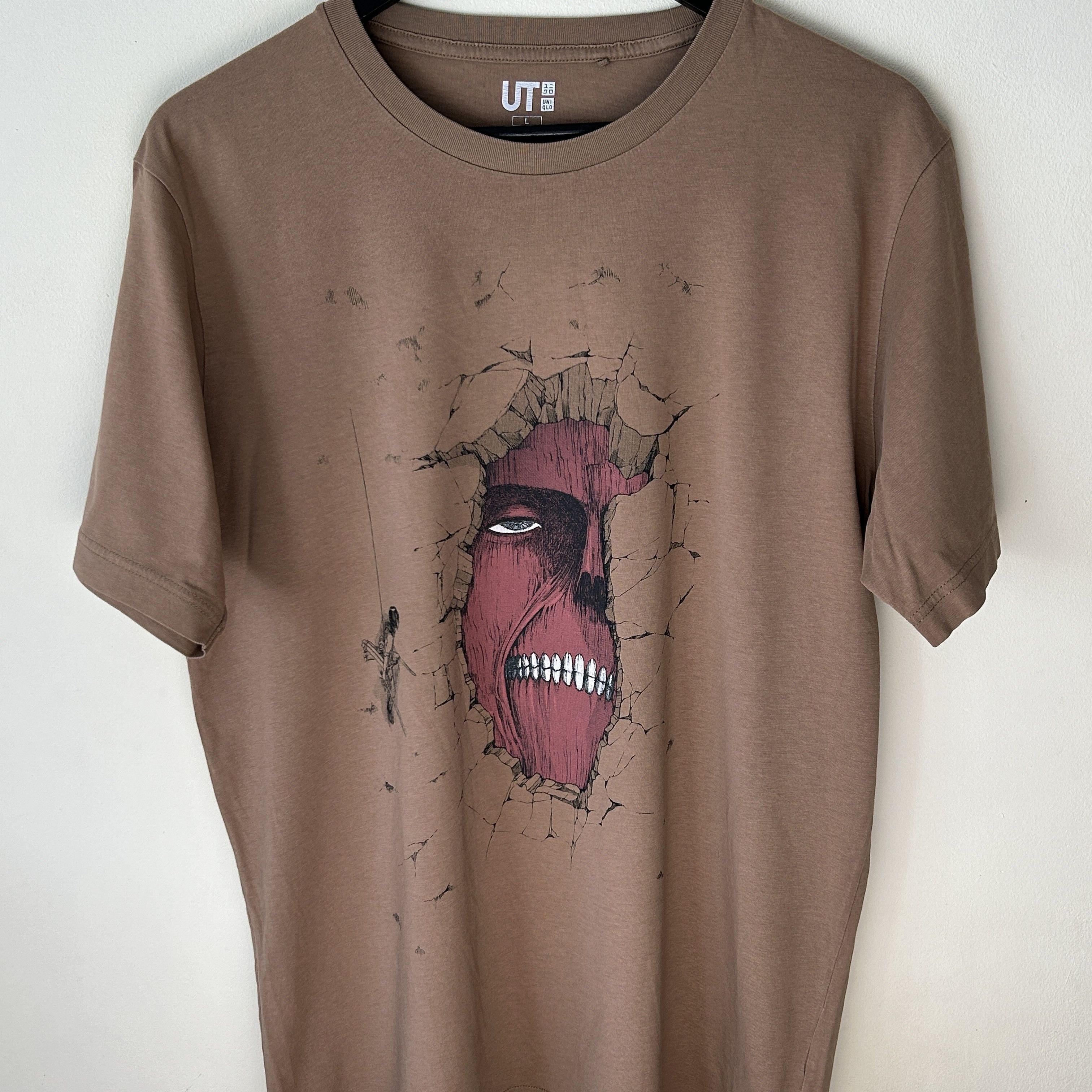 Uniqlo Uniqlo Attack On Titan T-shirt Size US L / EU 52-54 / 3 - 3 Thumbnail