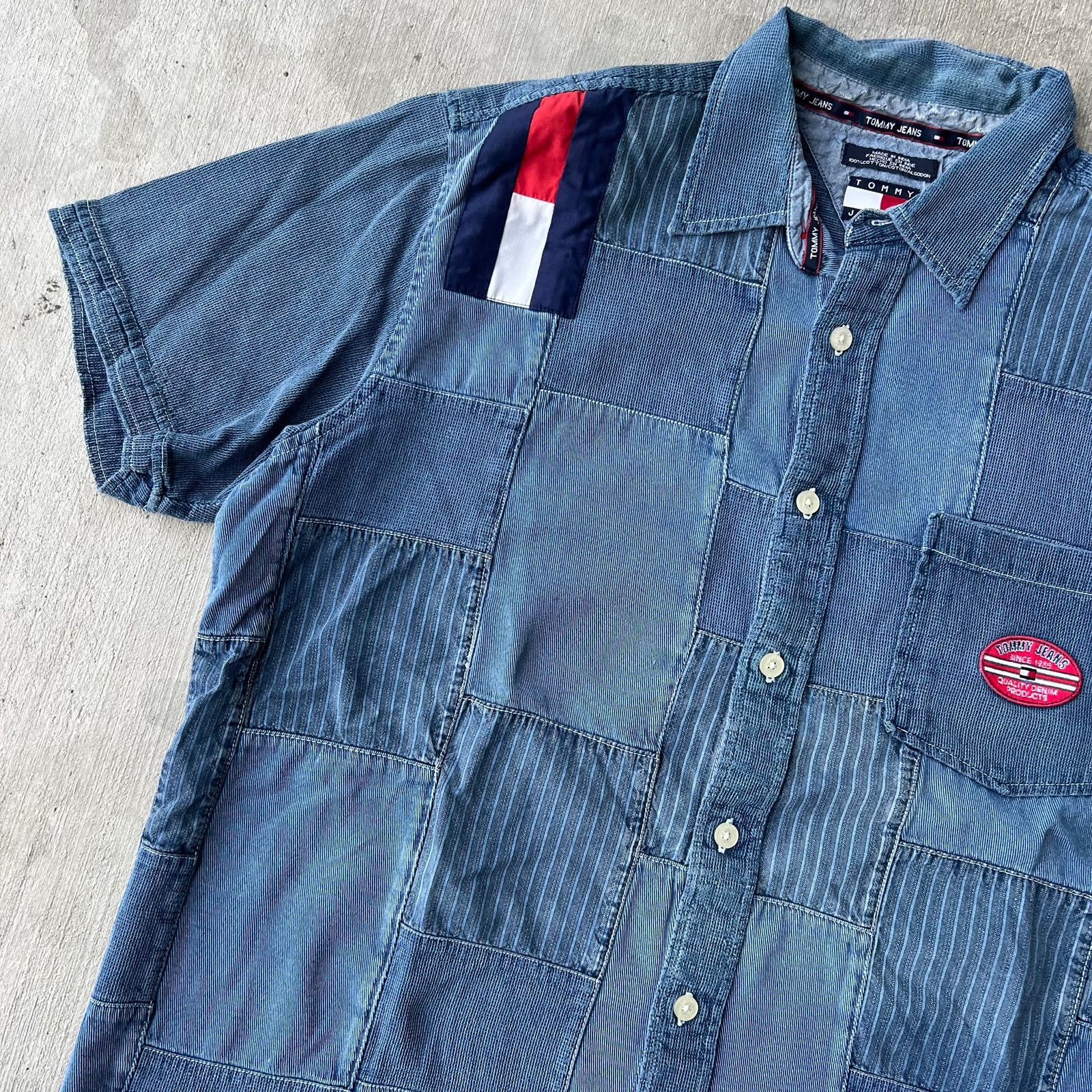 Vintage Vintage Tommy jeans y2k denim button up graphic t shirt Size US L / EU 52-54 / 3 - 2 Thumbnail