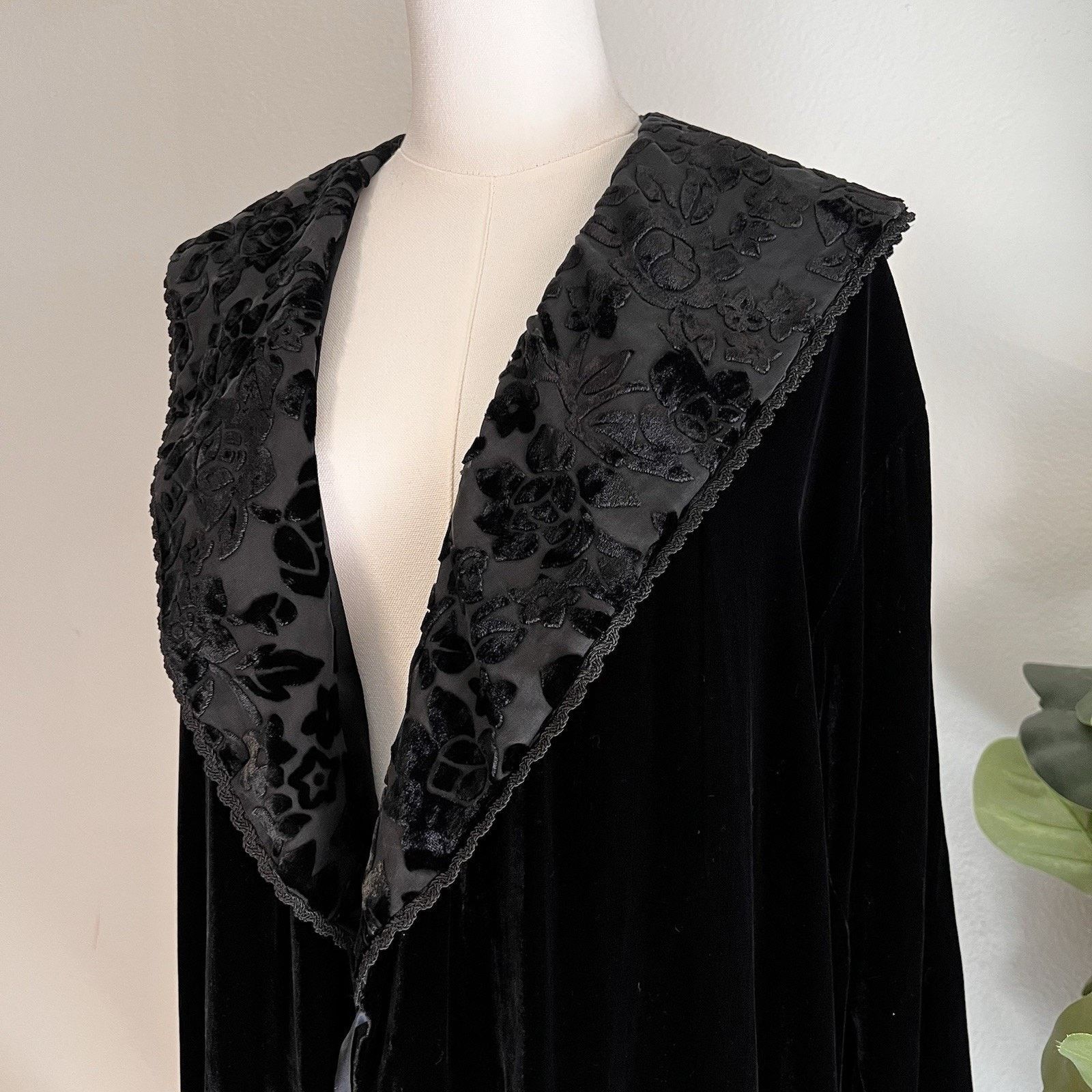 Other Eileen West Queen Anne’s Lace Velvet Silk Robe Black Size ONE SIZE - 1 Thumbnail