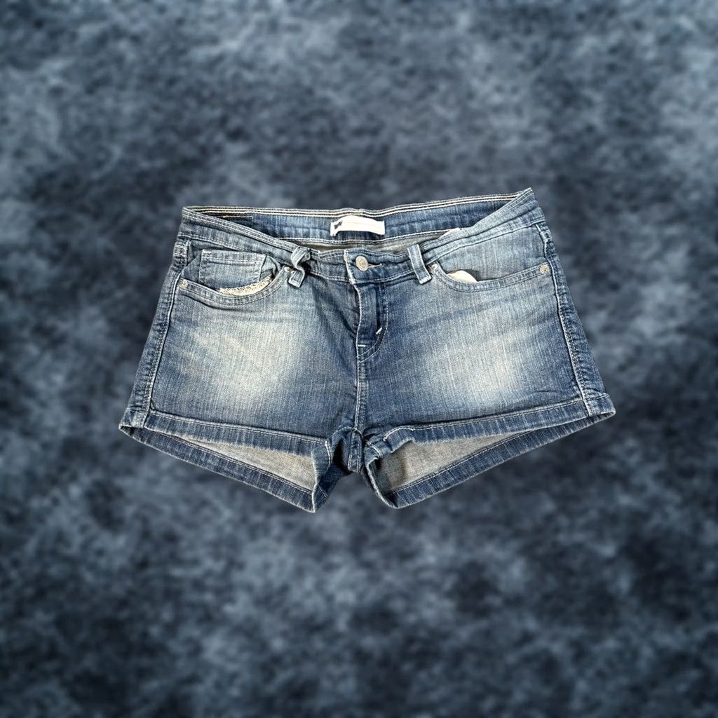 Denime VINTAGE Levis Low Rise Shorts Womens 30 Denim Mini Light Wash Pocket 90s Classic Festival Beige? Size 30" / US 8 / IT 44 - 1 Thumbnail