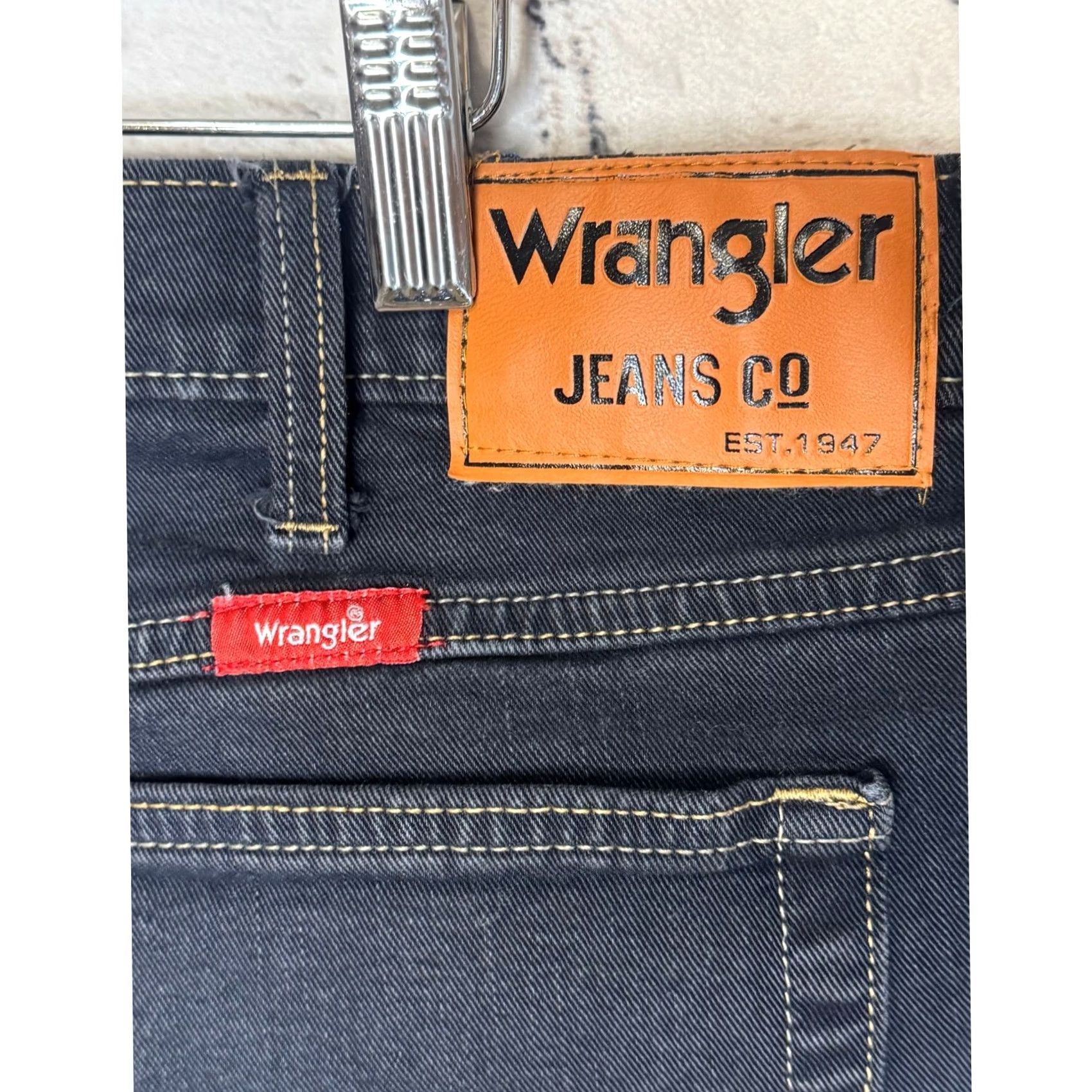 Wrangler Wrangler Jeans Dark Wash Relaxed Fit Mens 38x30 Leather? Wait: This is wrong. Size US 38 / EU 54 - 6 Thumbnail