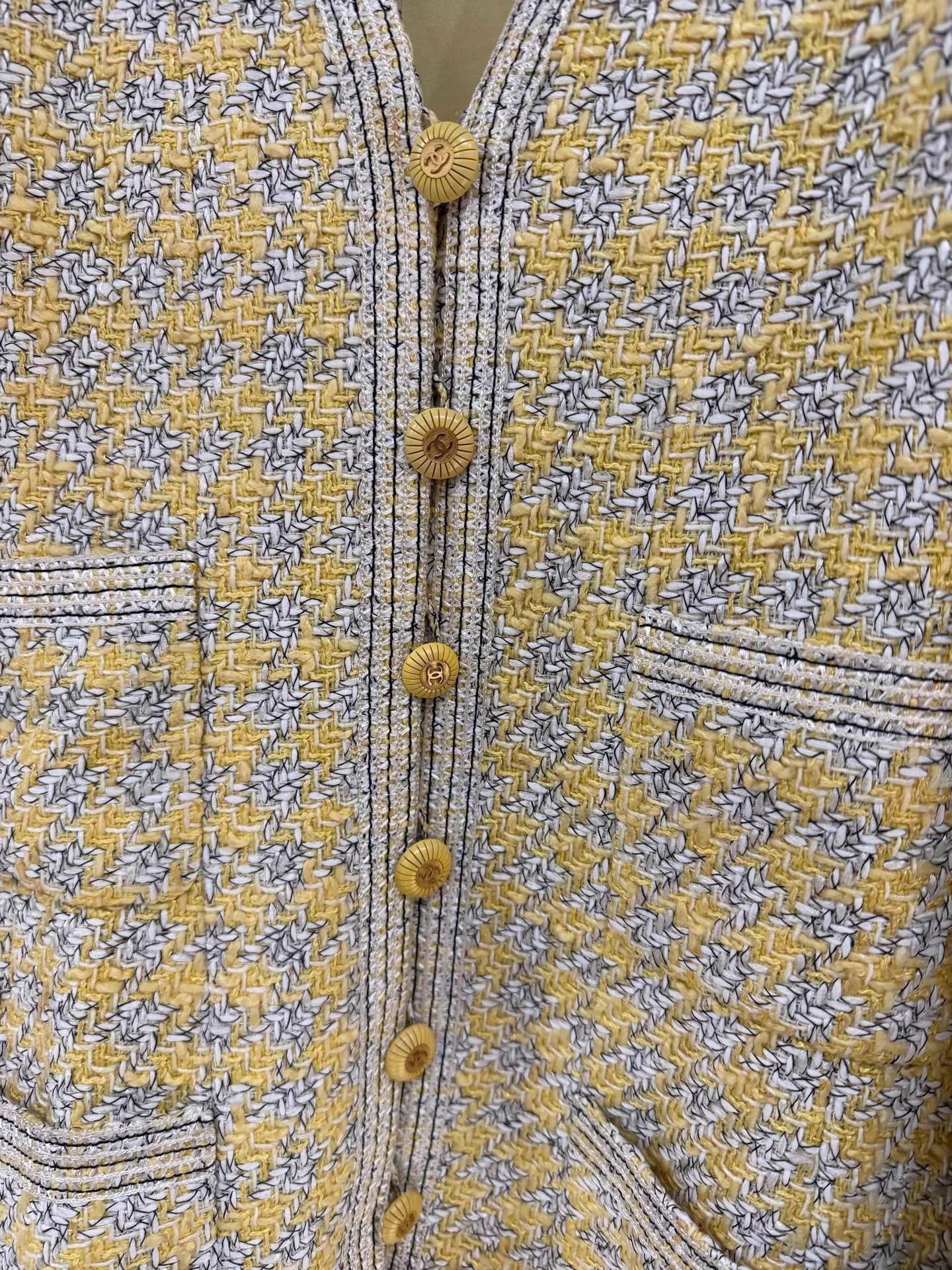 Chanel Chanel 93 Runway Wool Yellow Daisy Button Set Size XS / US 0-2 / IT 36-38 - 3 Thumbnail
