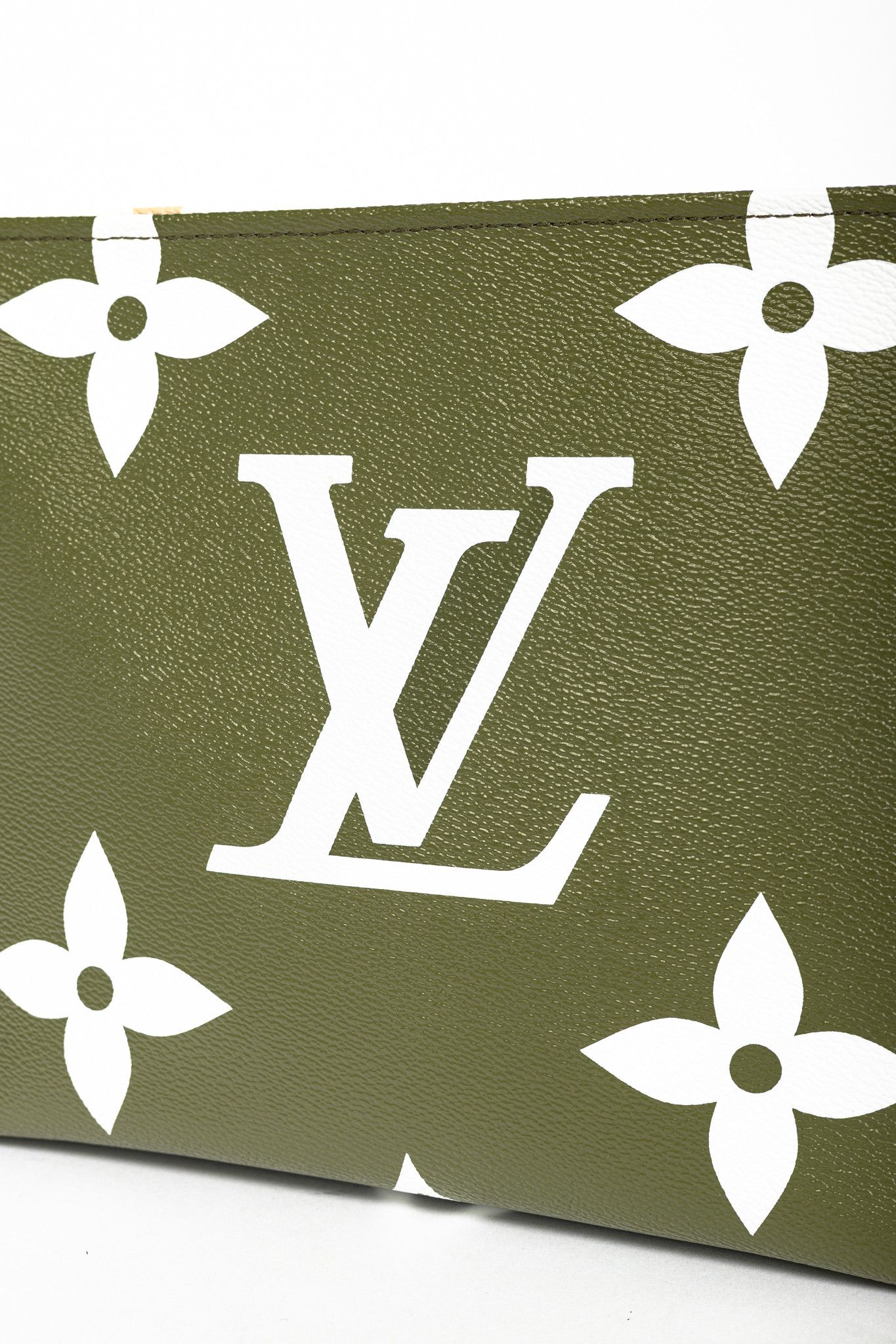Louis Vuitton Louis Vuitton Khaki Monogram Giant Toiletry Pouch 26 Size ONE SIZE - 6 Thumbnail