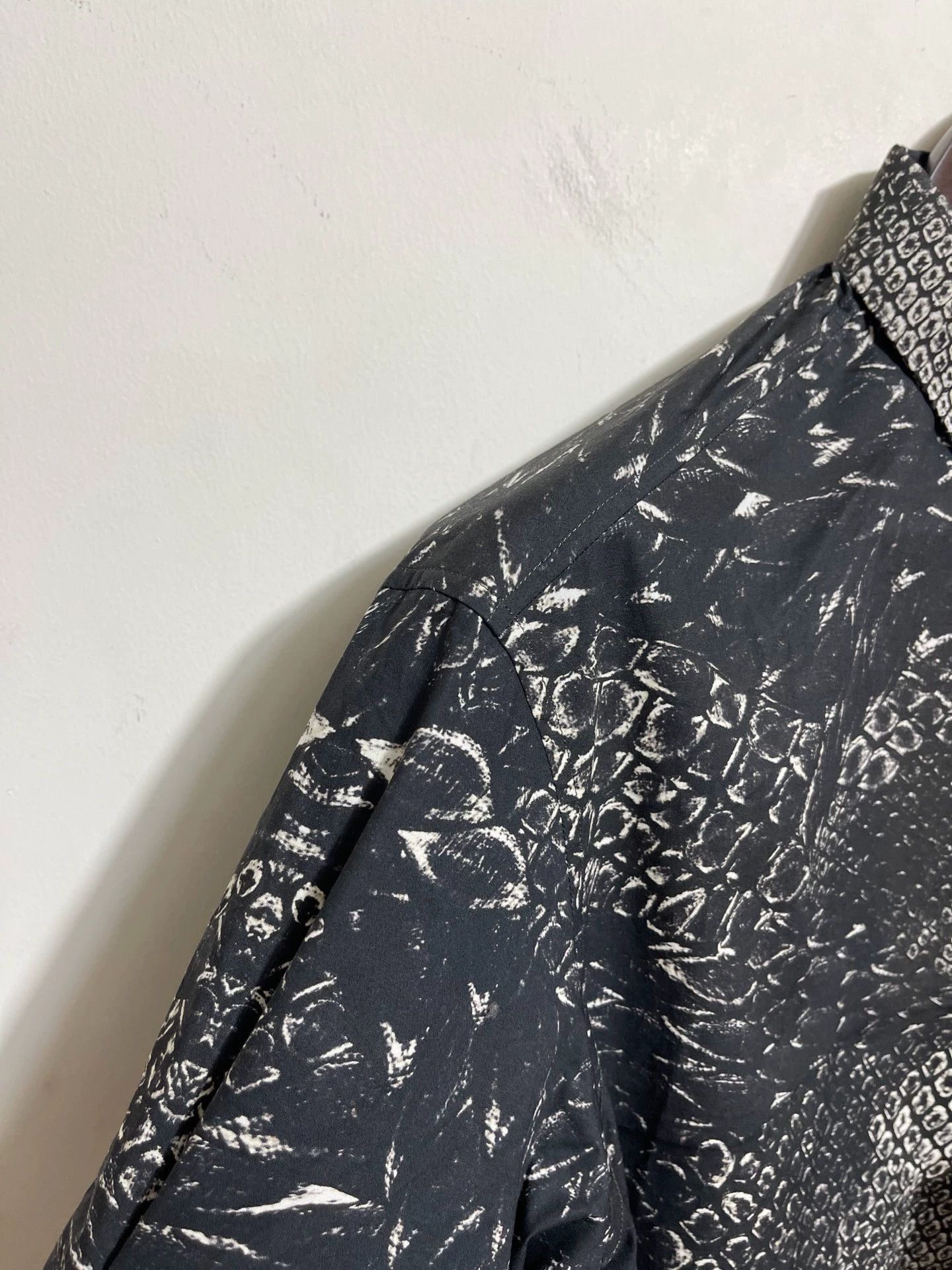 Alexander McQueen Alexander Mcqueen Snakeskin Slim Short Shirt 52 Size US L / EU 52-54 / 3 - 4 Thumbnail