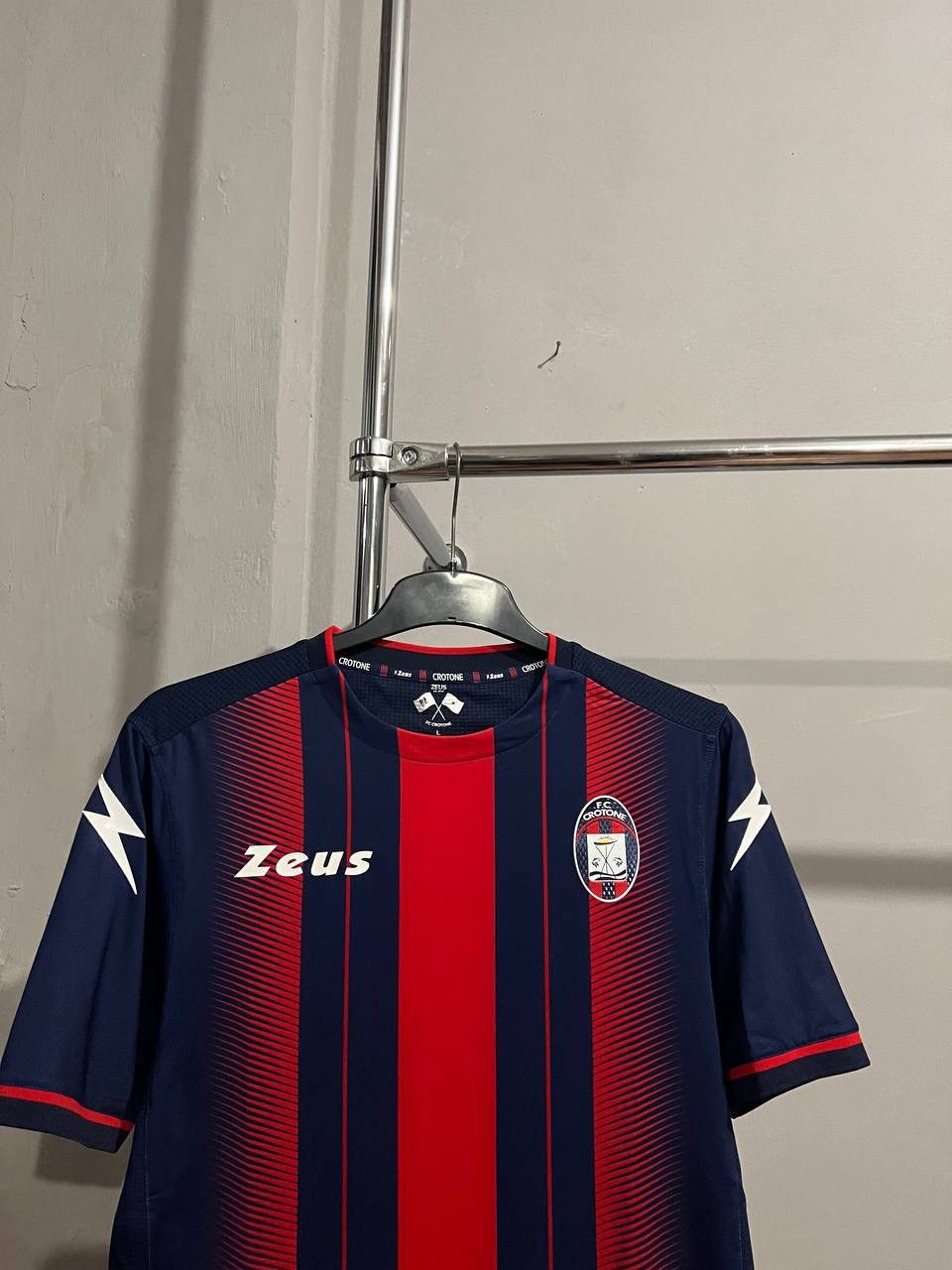 Sports Specialties 2018/19 CROTONE FC HOME SOCCER JERSEY FOOTBALL SHIRT ZEUS L Size US L / EU 52-54 / 3 - 3 Thumbnail
