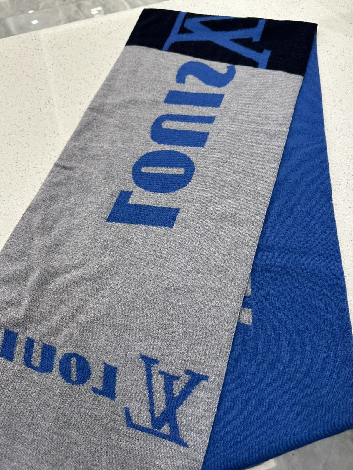 Louis Vuitton Louis Vuitton Blue Grey Scarf Reversible Size ONE SIZE - 4 Thumbnail