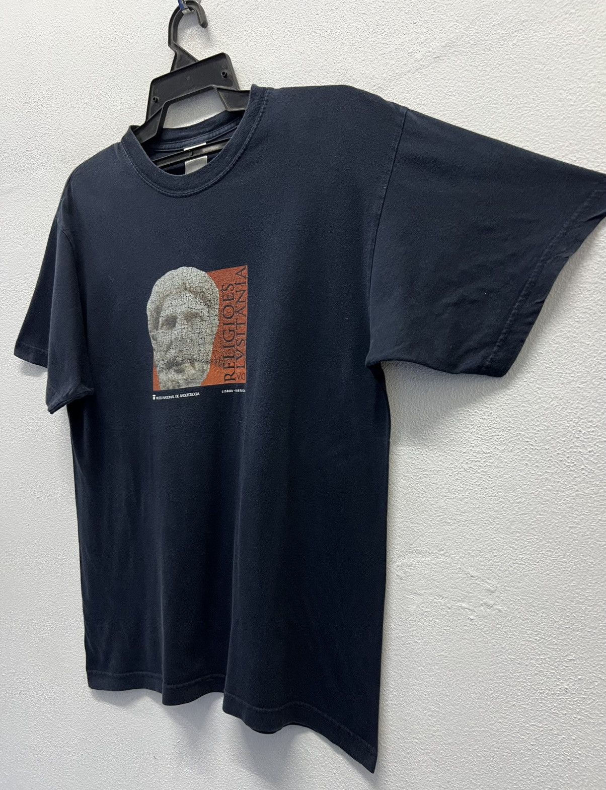 Vintage RELIGIOES DA LVSITANIA MUSEU NACIONAL DE ARQUEOLOGIA SHIRT Size US S / EU 44-46 / 1 - 4 Thumbnail