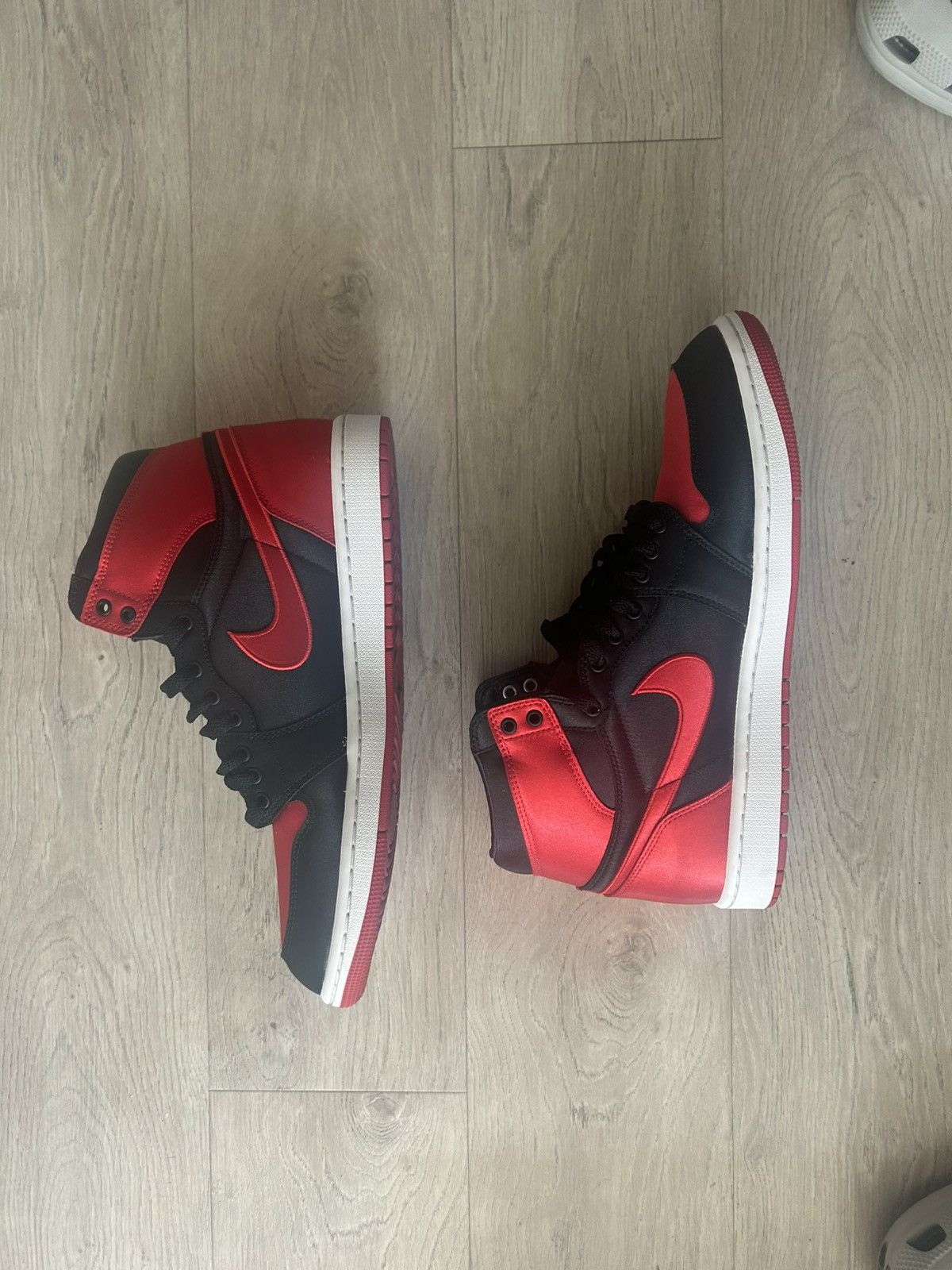 Jordan Brand Women’s Air Jordan 1 Retro High OG Satin Bred 2023 Size US 12 / IT 42 - 2 Thumbnail