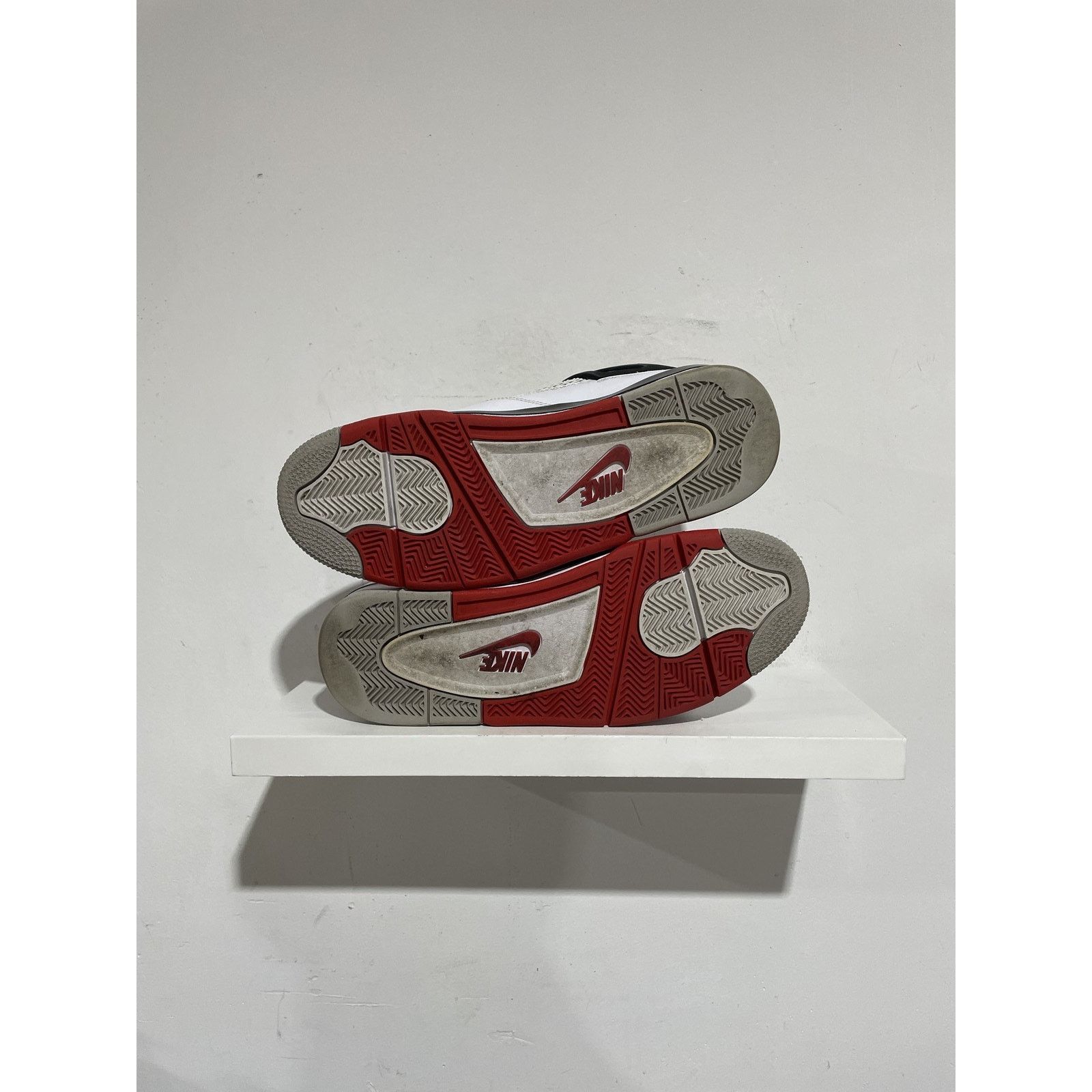 Jordan Brand NIKE JORDAN 4 FIRE RED 2020 SIZE 11 PREOWNED Size US 11 / EU 44 - 6 Thumbnail