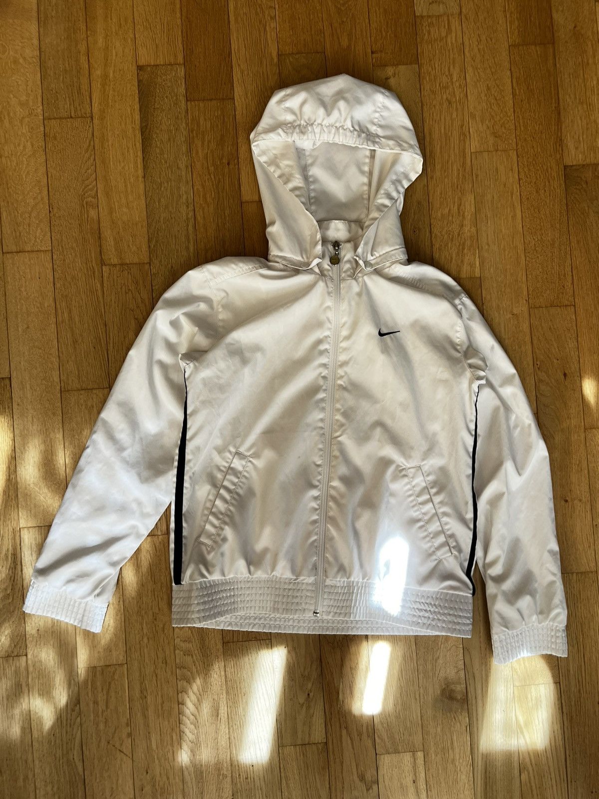Nike × Vintage NIKE White Lightweight Windbreaker Activewear Jacket Small Size S / US 4 / IT 40 - 1 Thumbnail