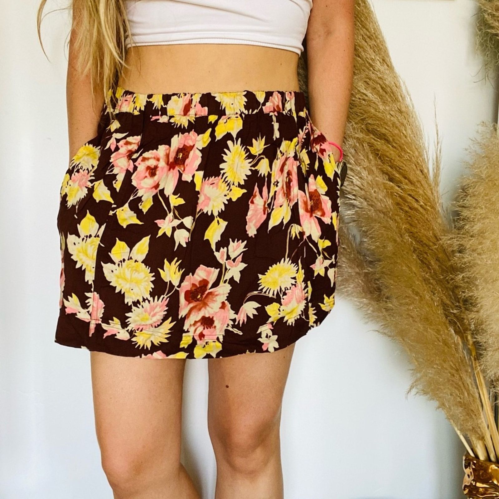 Vintage VINTAGE Y2K Brown Pink Floral Mini Skirt High Or Low Rise Size 30" / US 8 / IT 44 - 1 Thumbnail